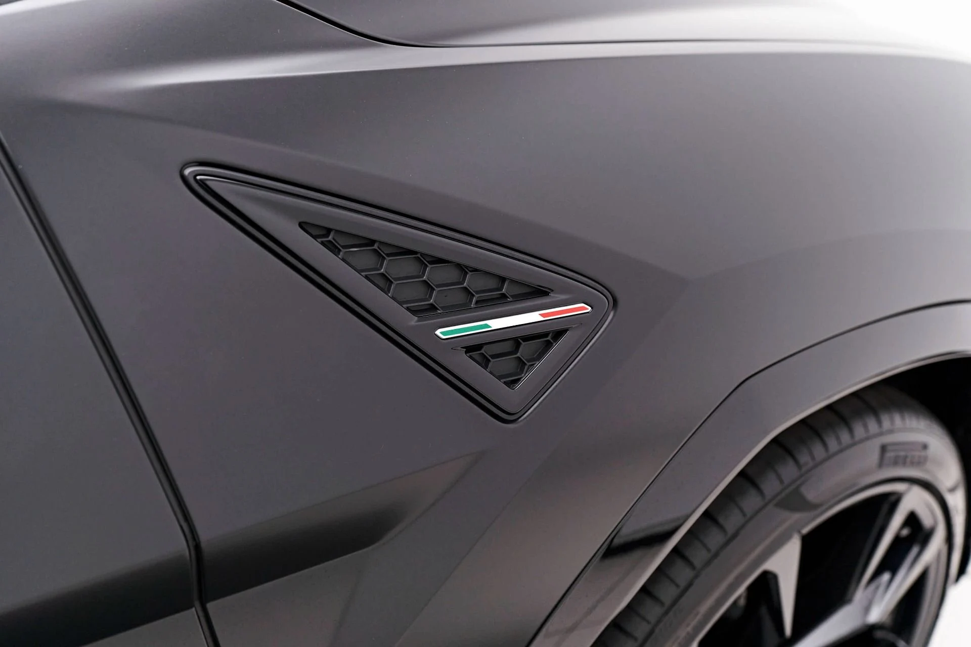 mph015_4027339473_Used_2022_Lamborghini_Urus_1714440387_54fd91d8fe