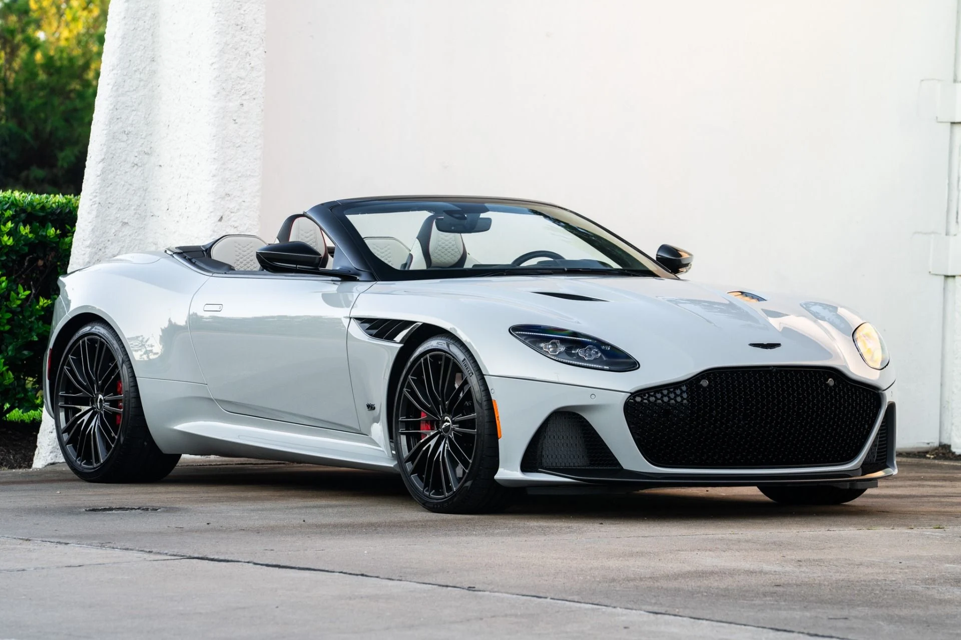 mph015_4053282516_Used_2023_Aston_Martin_DBS_Volante_1756217476_067d19b1f8
