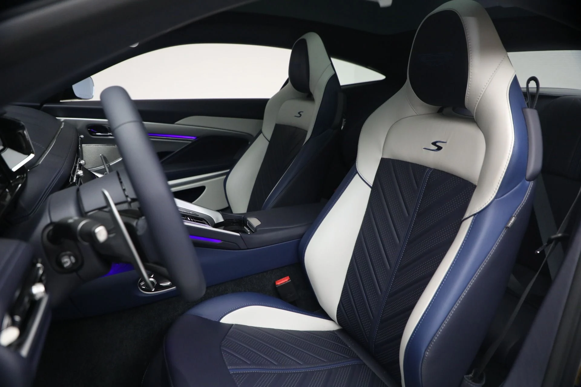 mph015_4066330144_New_2026_Aston_Martin_DB_12_S_1780512409_0ebc5448c1