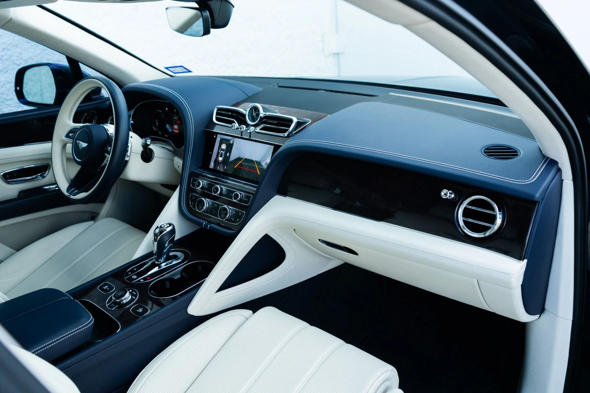 mph015_407332368_Used_2024_Bentley_Bentayga_V8_1761672305_eb24980c35