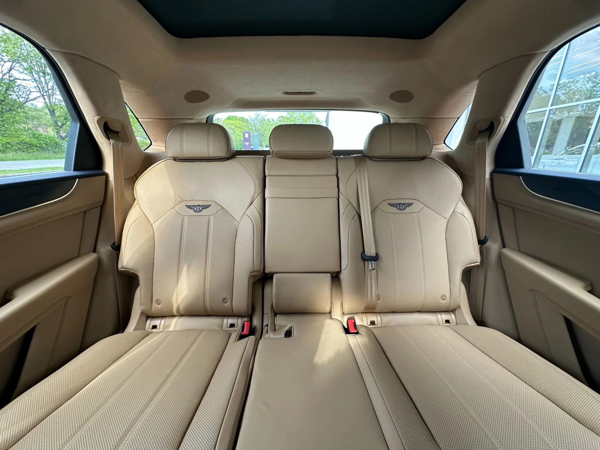 mph015_4096665652_Used_2026_Bentley_Bentayga_V8_1786136520_65520e83d0