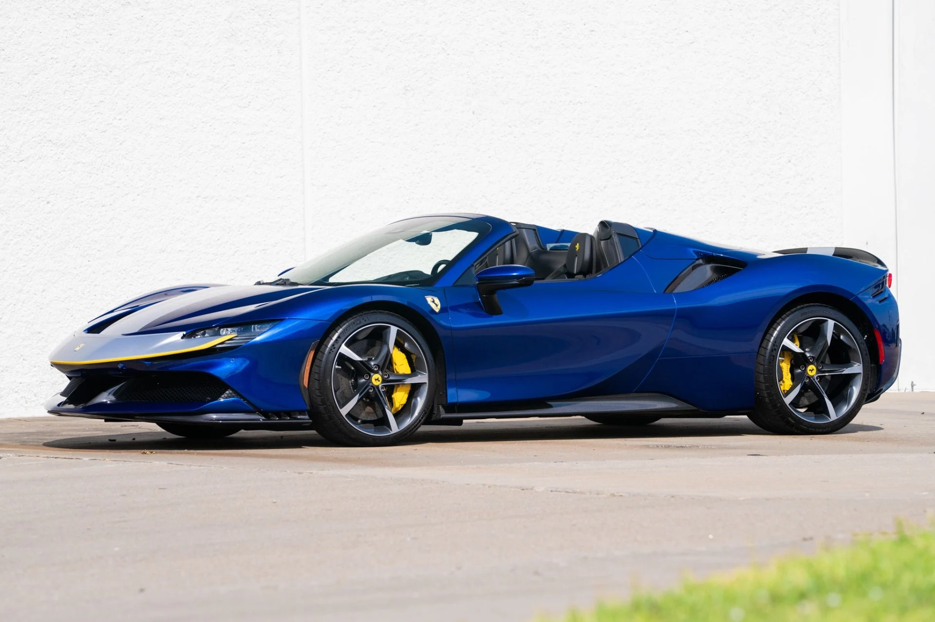 mph015_4103180719_Used_2022_Ferrari_SF_90_Spider_Assetto_Fiorano_1757958945_e0c9ff0828