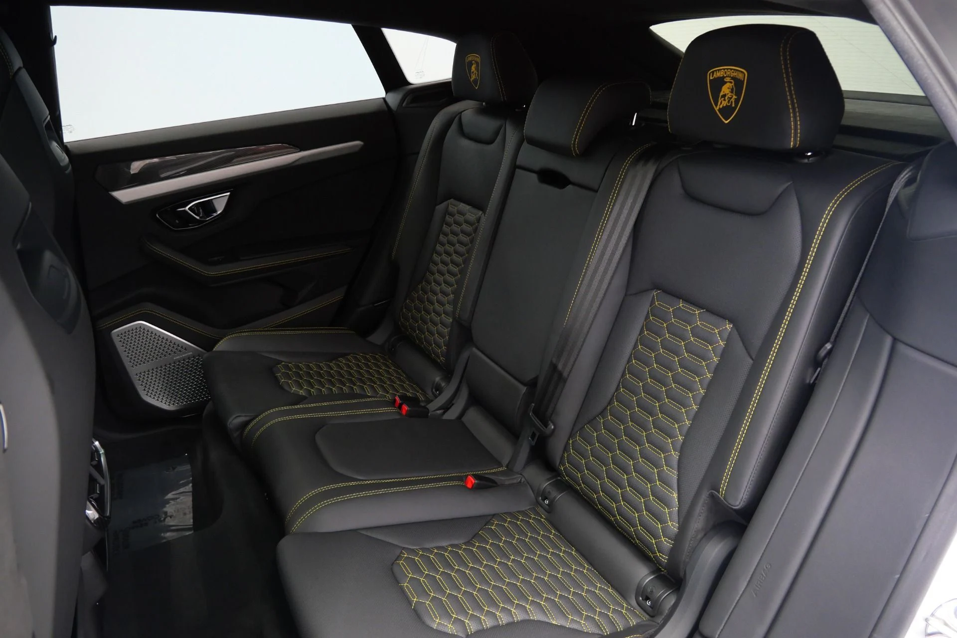 mph015_4112885678_Used_2021_Lamborghini_Urus_Carbon_Fiber_Packs_Inside_and_Out_23_Inch_Wheels_1775930480_dba02551d0