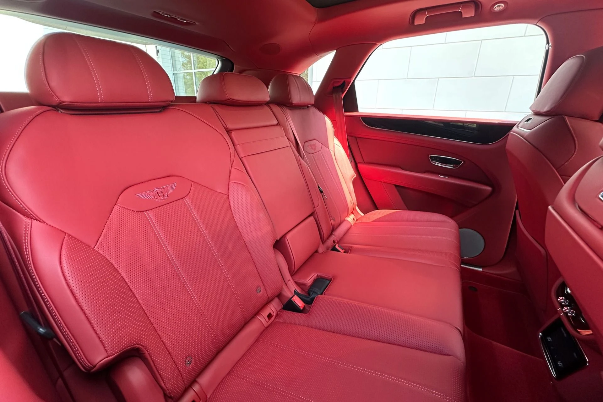 mph015_4134882_Used_2022_Bentley_Bentayga_V8_1786356429_b46746661a