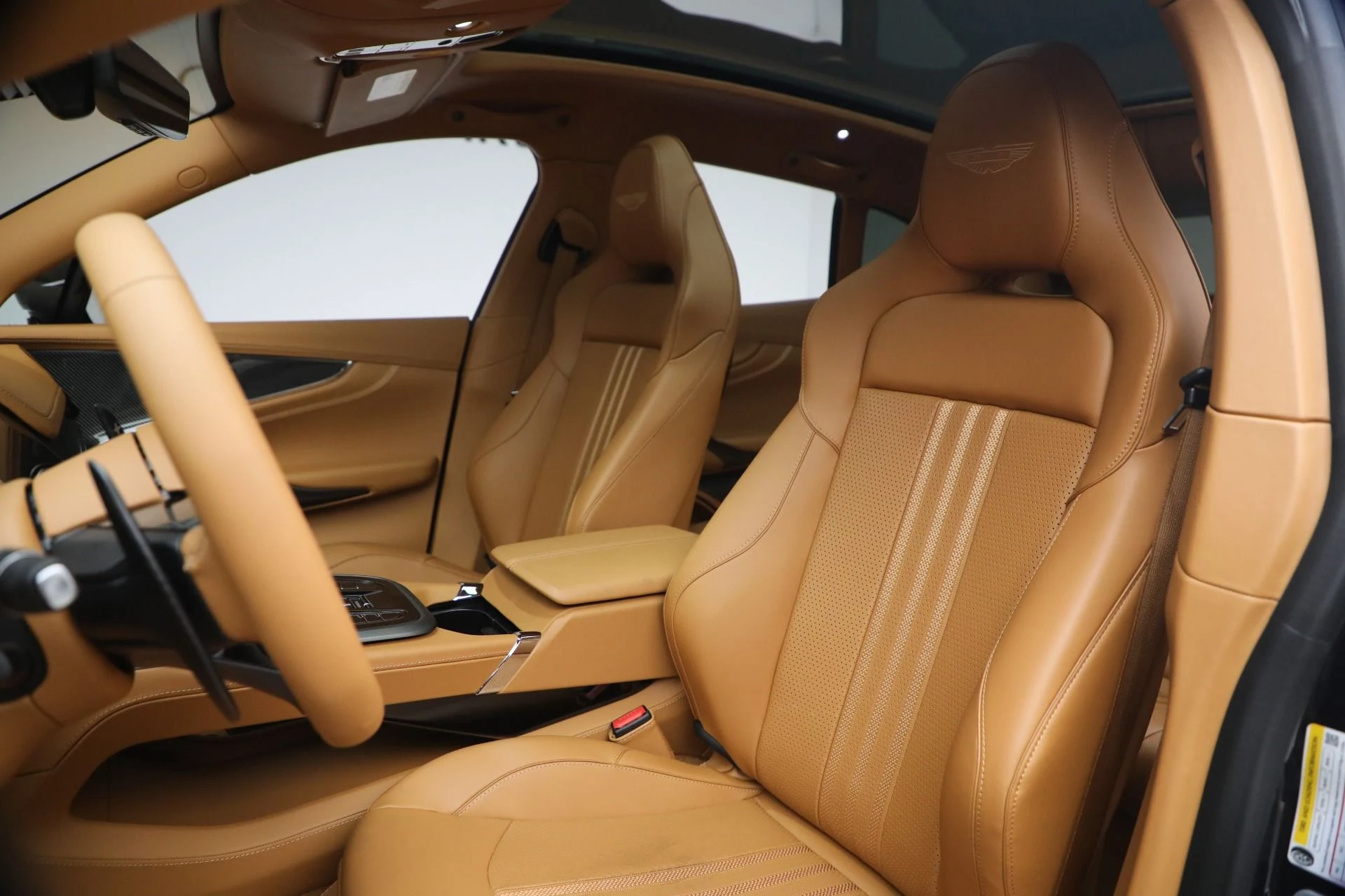 mph015_4148749176_New_2026_Aston_Martin_DBX_707_1766528371_e65425e64c