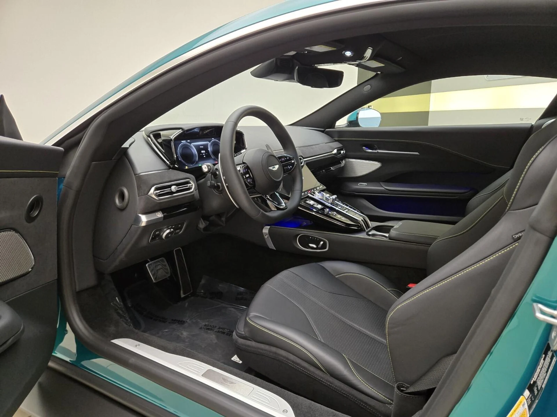 mph015_414985986_New_2025_Aston_Martin_Vantage_1753161767_0fab9ee2f0