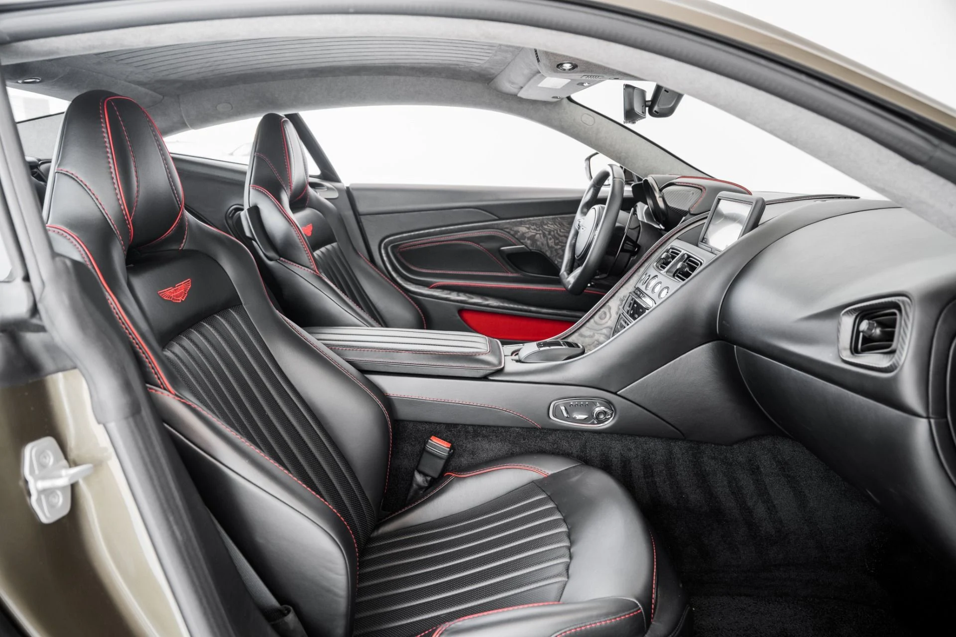 mph015_4161550587_Used_2020_Aston_Martin_DBS_Superleggera_007_OHMSS_Edition_1679175725_6d10229f22