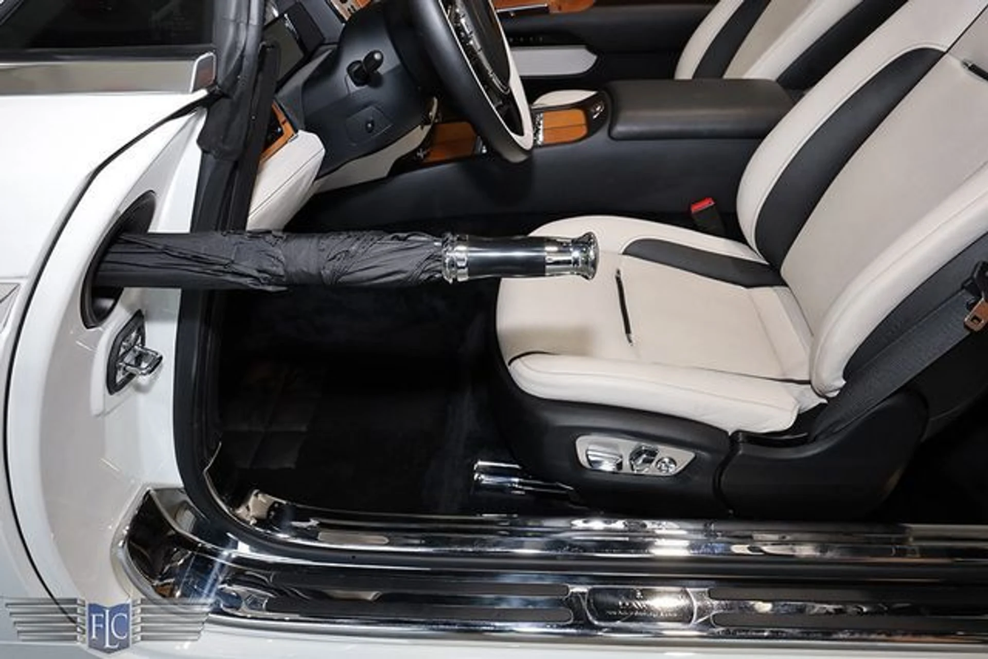 mph015_4176139861_used_2017_rolls_royce_dawn_convertible_9689_23039198_20_640_eb6e0c9ee6