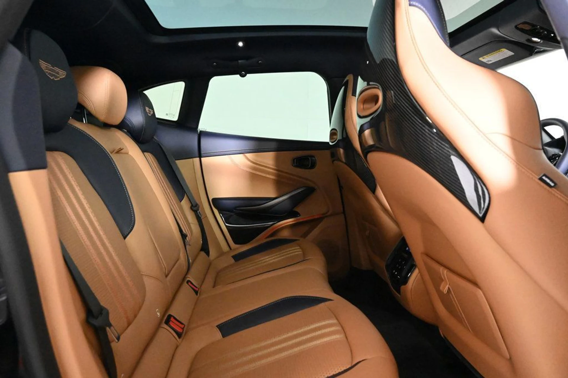 mph015_4177097517_new_2026_aston_martin_dbx_707awd_11350_22964194_16_1024_8ae45bf63e