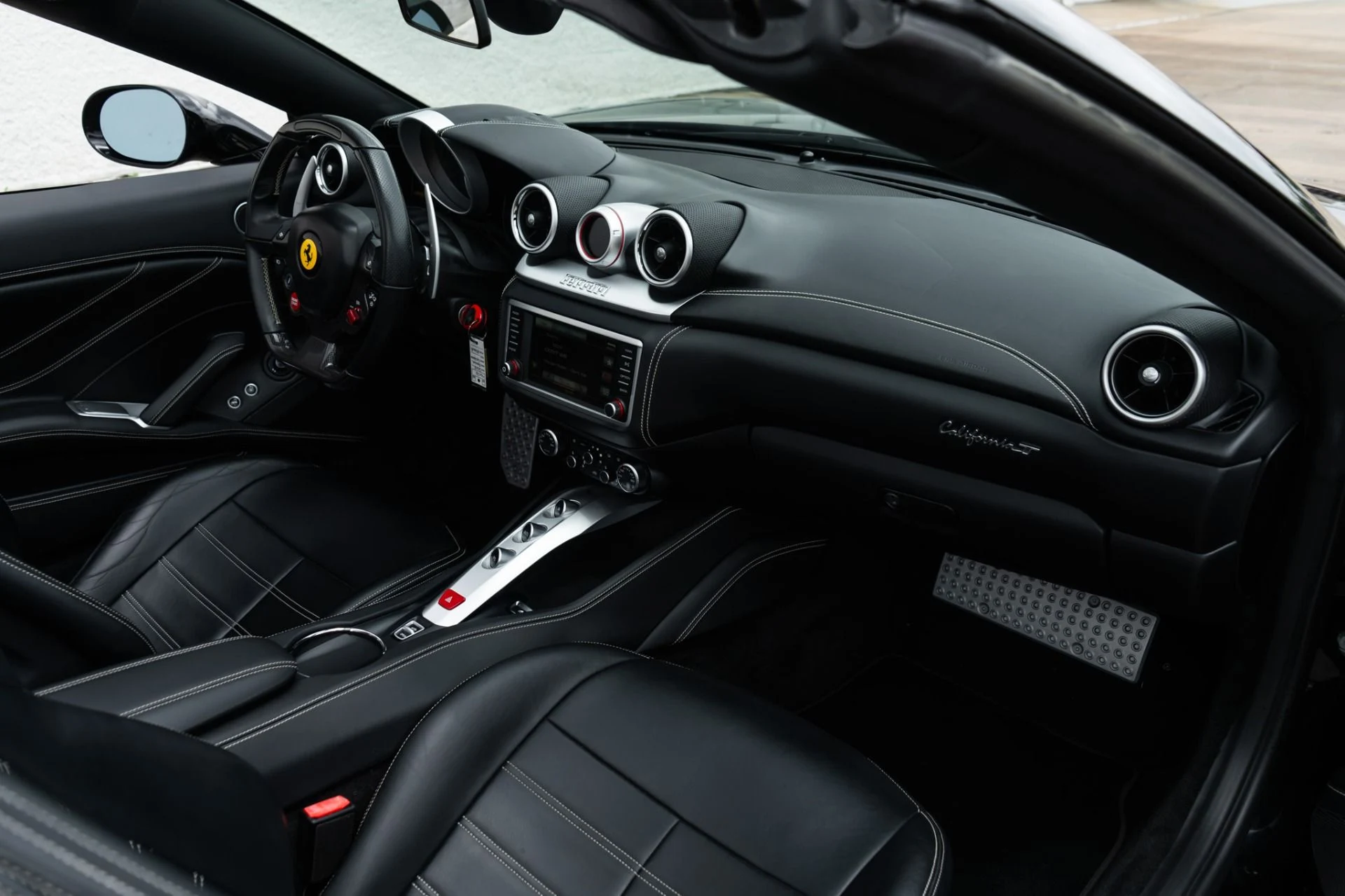 mph015_4190915156_Used_2018_Ferrari_California_T_1781897597_ad2f651668