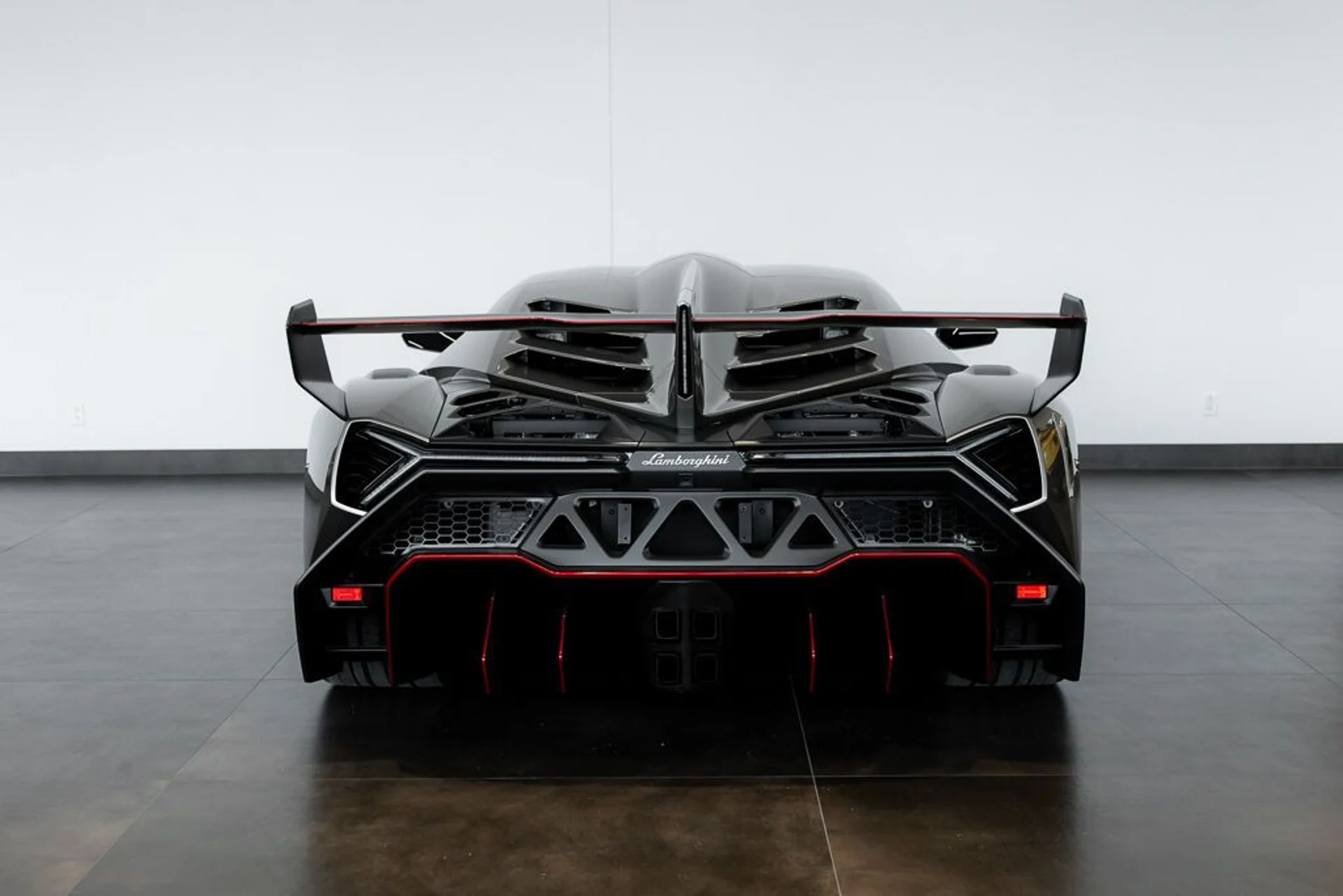 mph015_4197975439_lamborghini_veneno_2014_jpg_v_1779988126_e3de228990