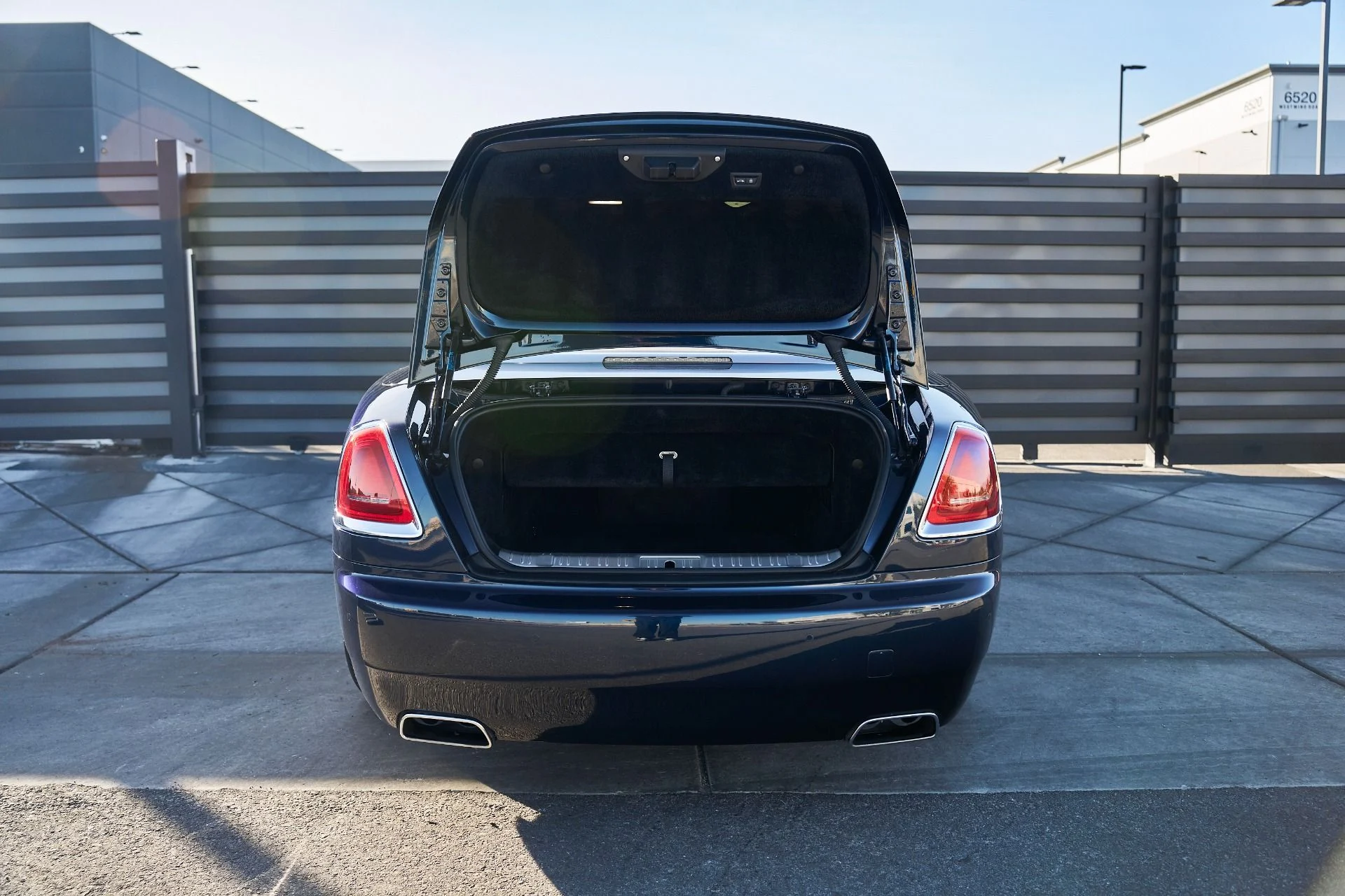 mph015_4210091925_Used_2018_Rolls_Royce_Dawn_1764124335_fd73df6c36