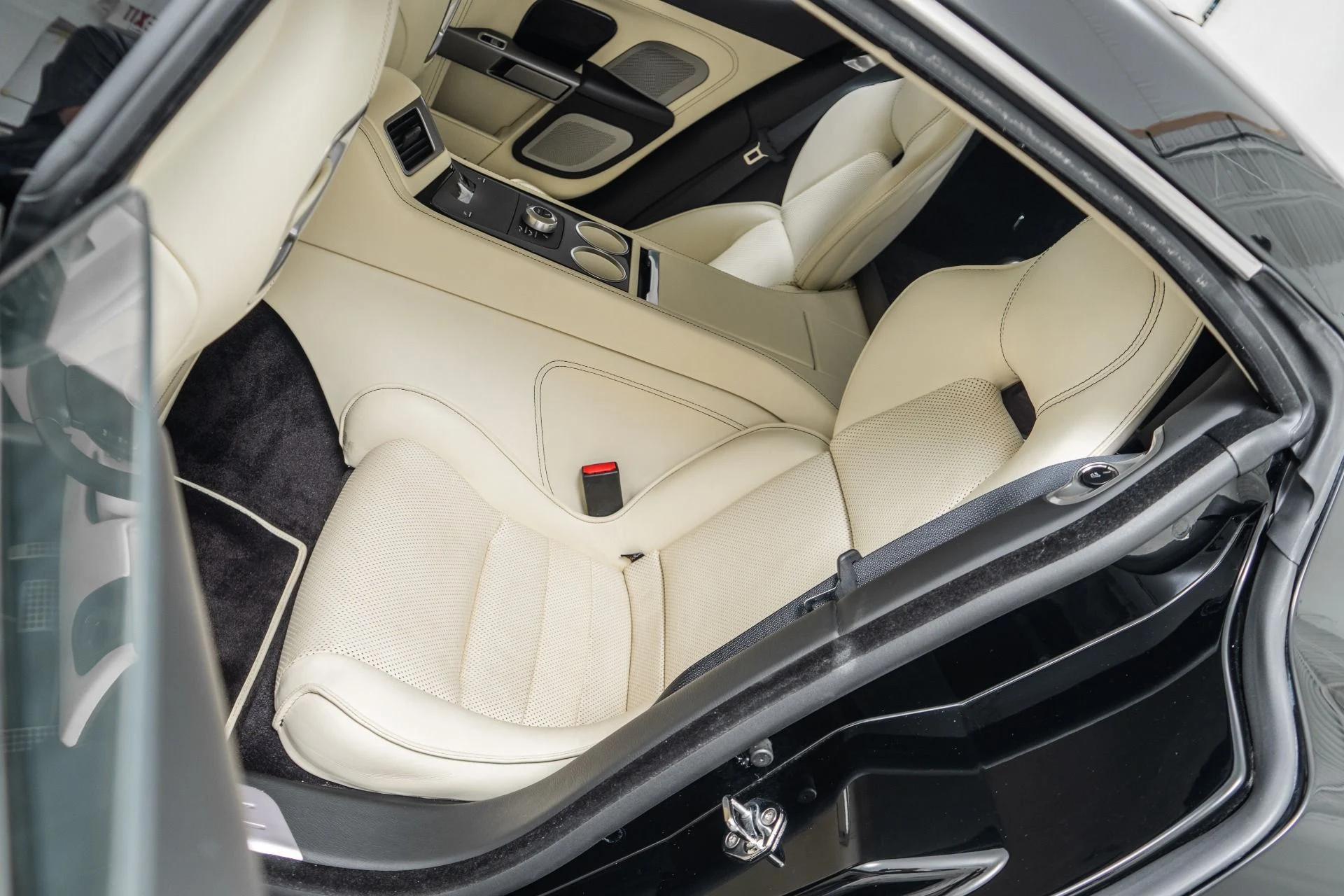 mph015_4211672317_Used_2012_Aston_Martin_Rapide_V12_power_High_Contrast_Color_Combination_1781621426_dfdb255ec9