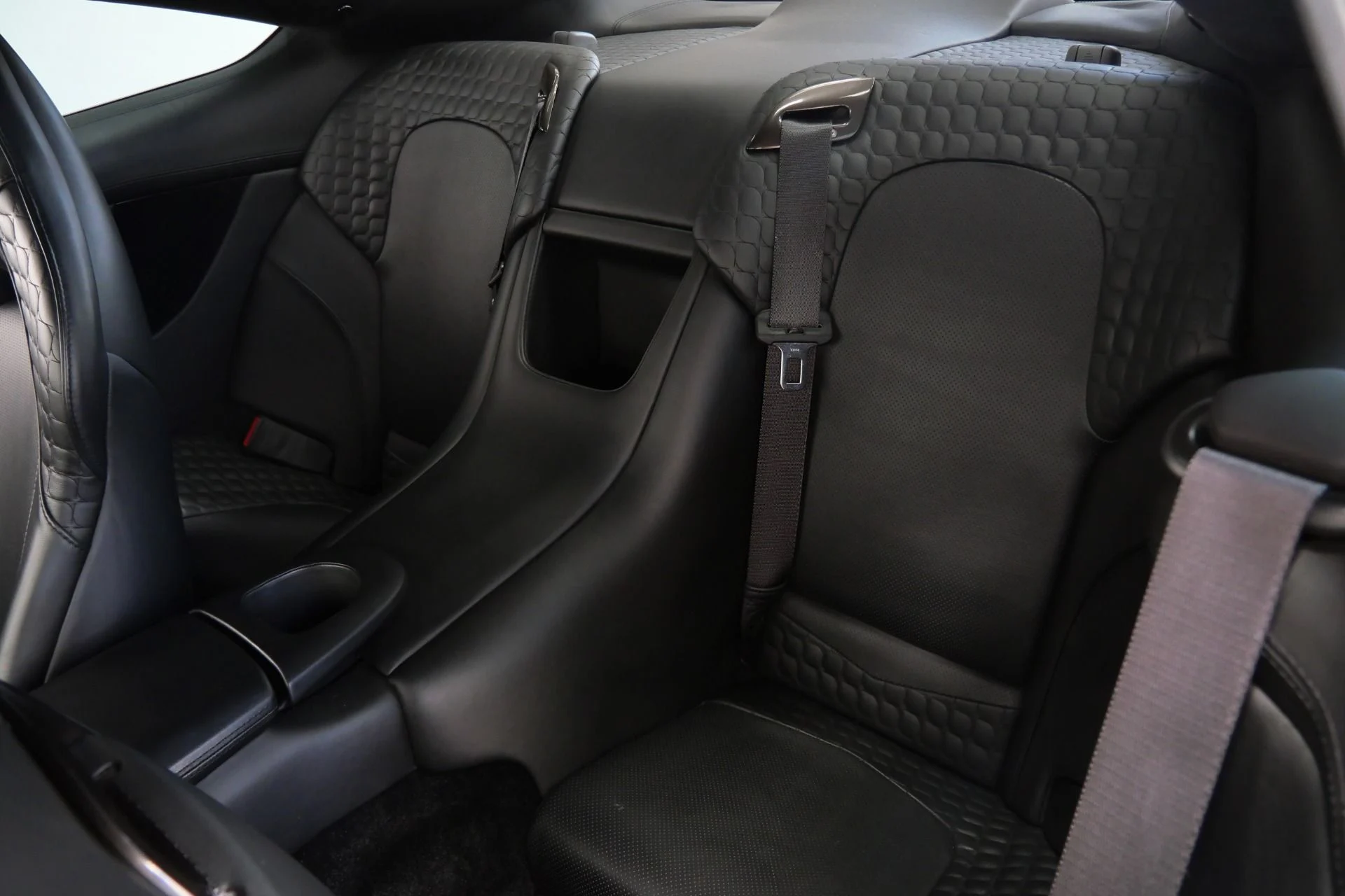 mph015_4212503111_Used_2014_Aston_Martin_Vanquish_AML_Color_V12_Power_Awesome_Sound_1781289634_692dad9708