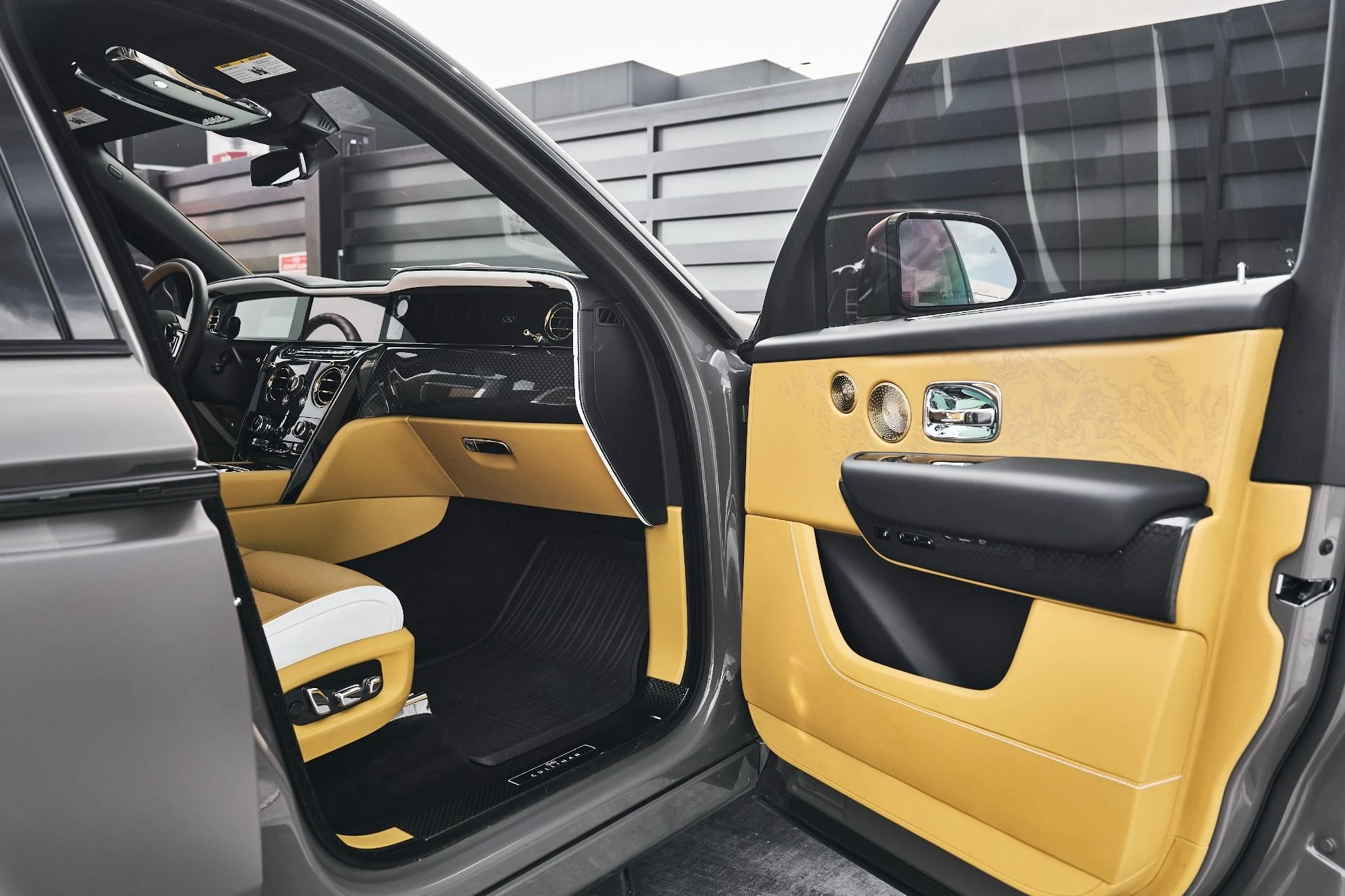 mph015_4230167509_Used_2026_Rolls_Royce_Cullinan_Black_Badge_1776555987_3d0f000ae9