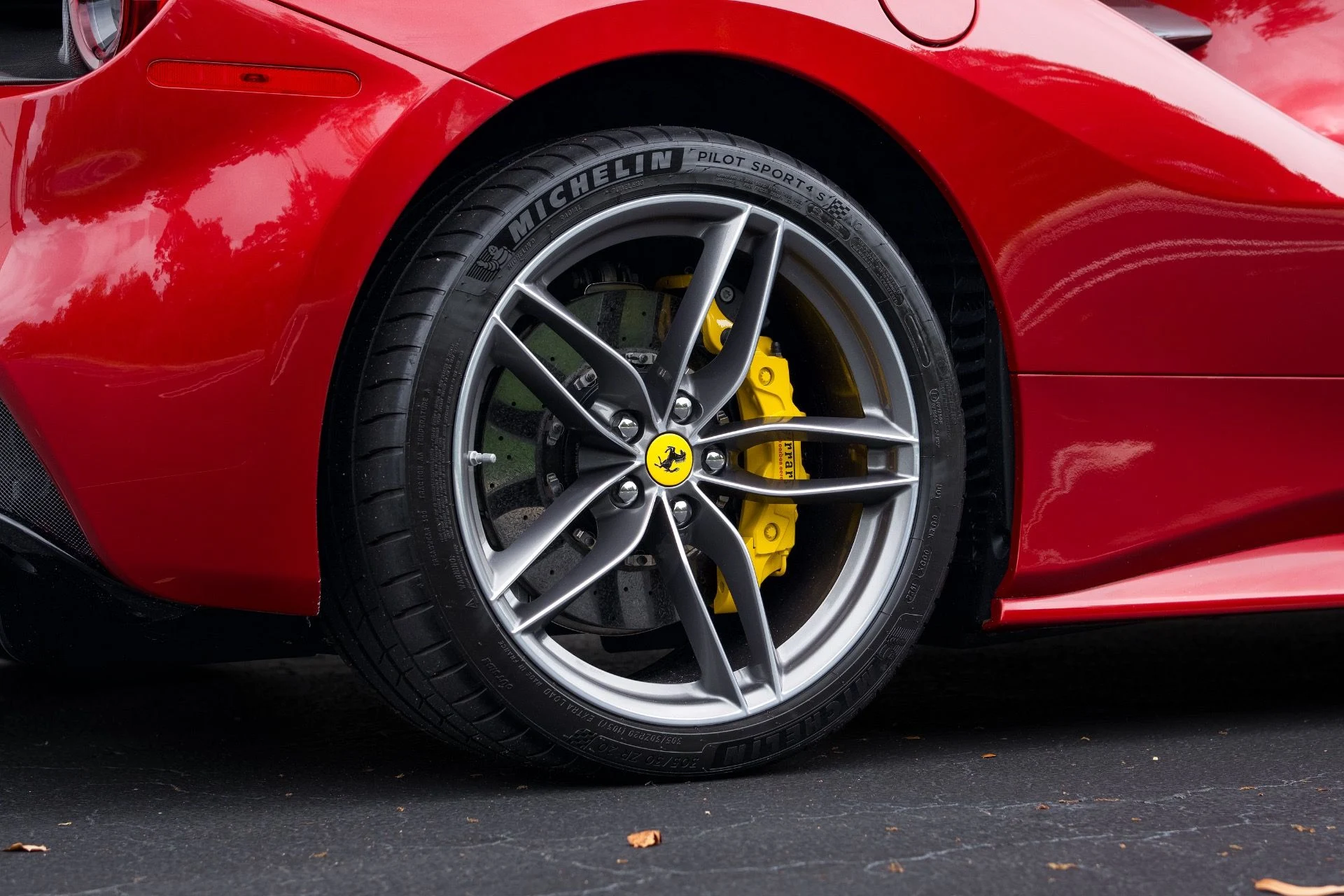 mph015_4233334821_Used_2019_Ferrari_488_Spider_1775191642_9452338037