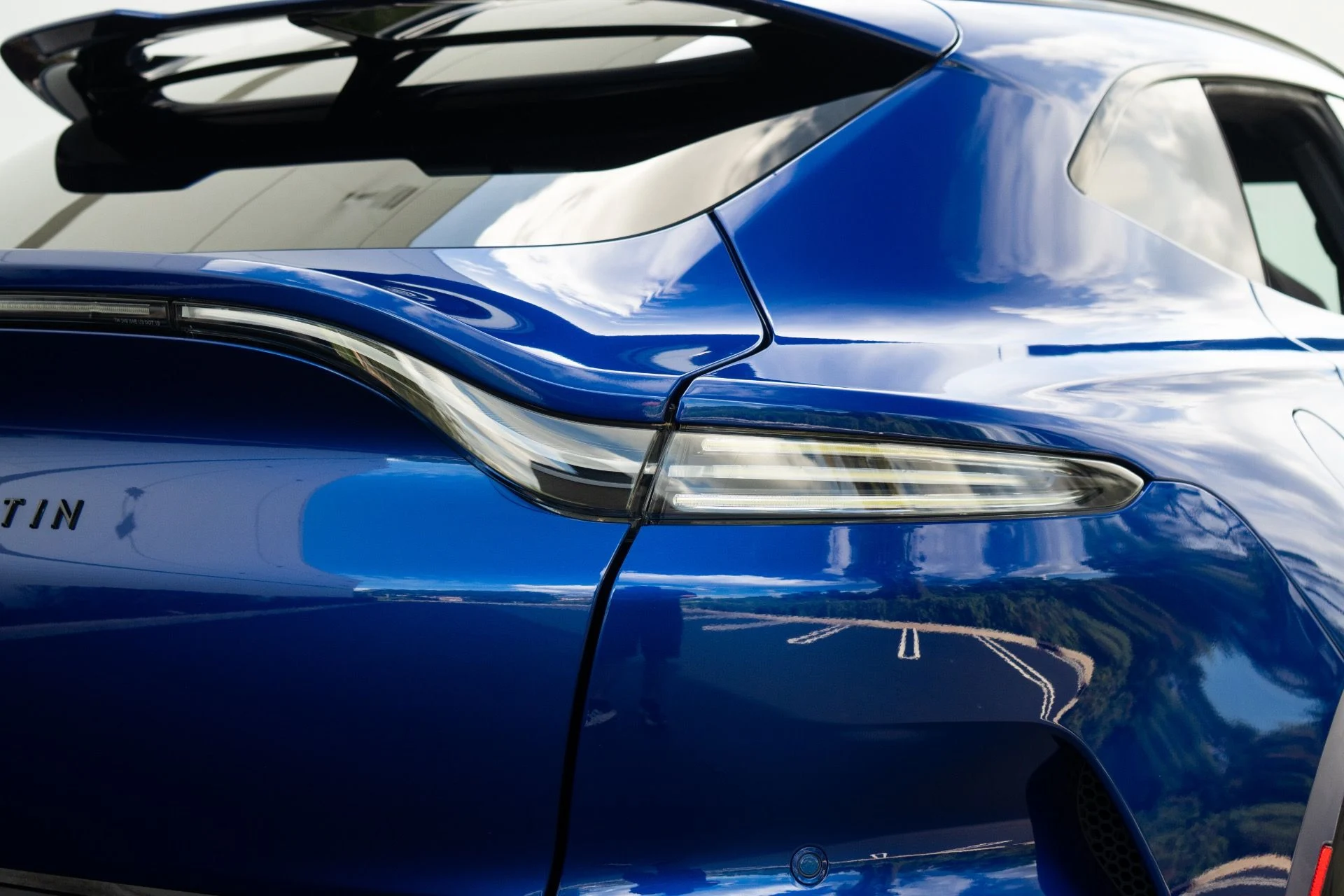 mph015_4233973550_Used_2025_Aston_Martin_DBX_707_1764700714_8f5c82fb7f