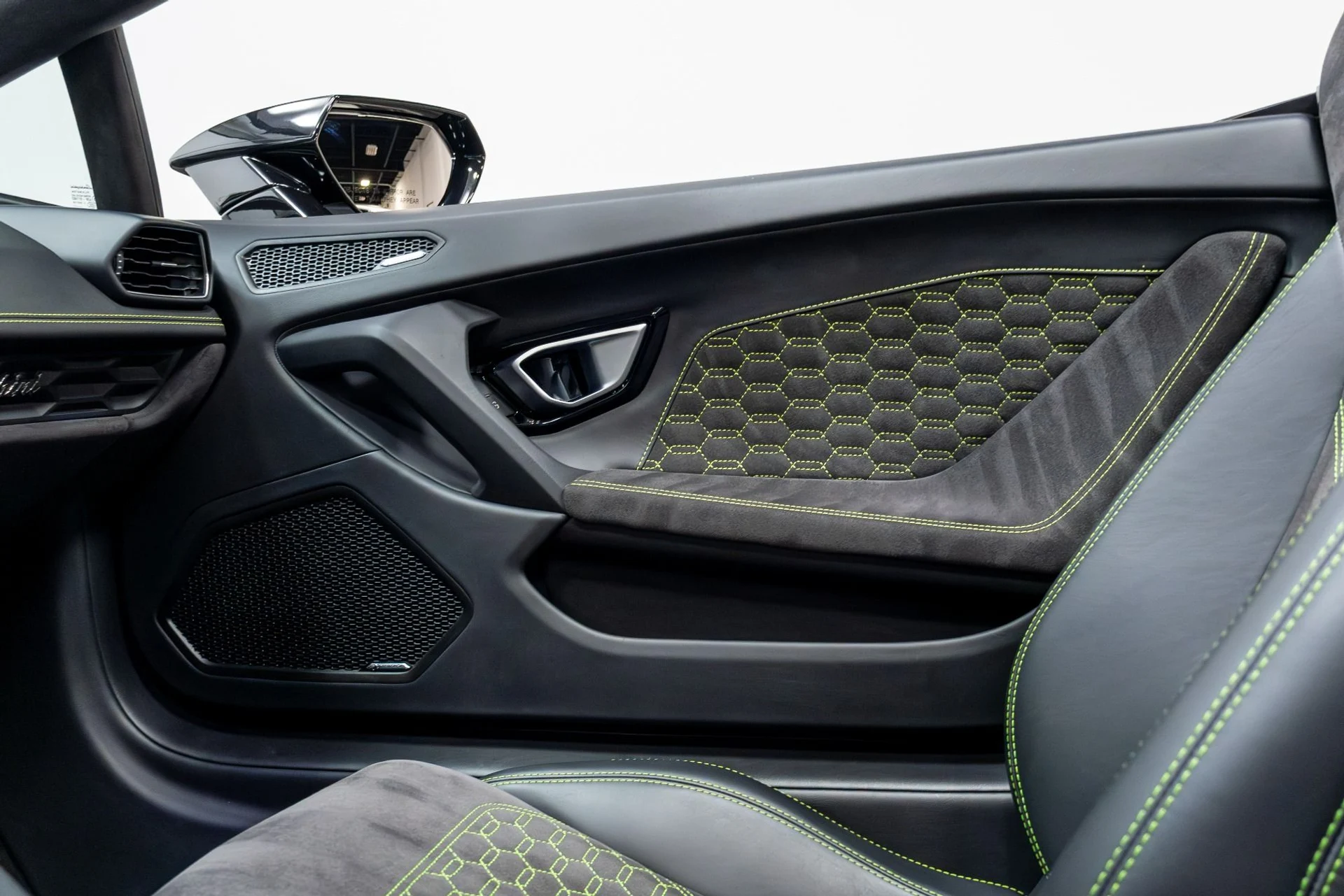 mph015_4246482172_Used_2017_Lamborghini_Huracan_1775865662_cbad7e1a0b