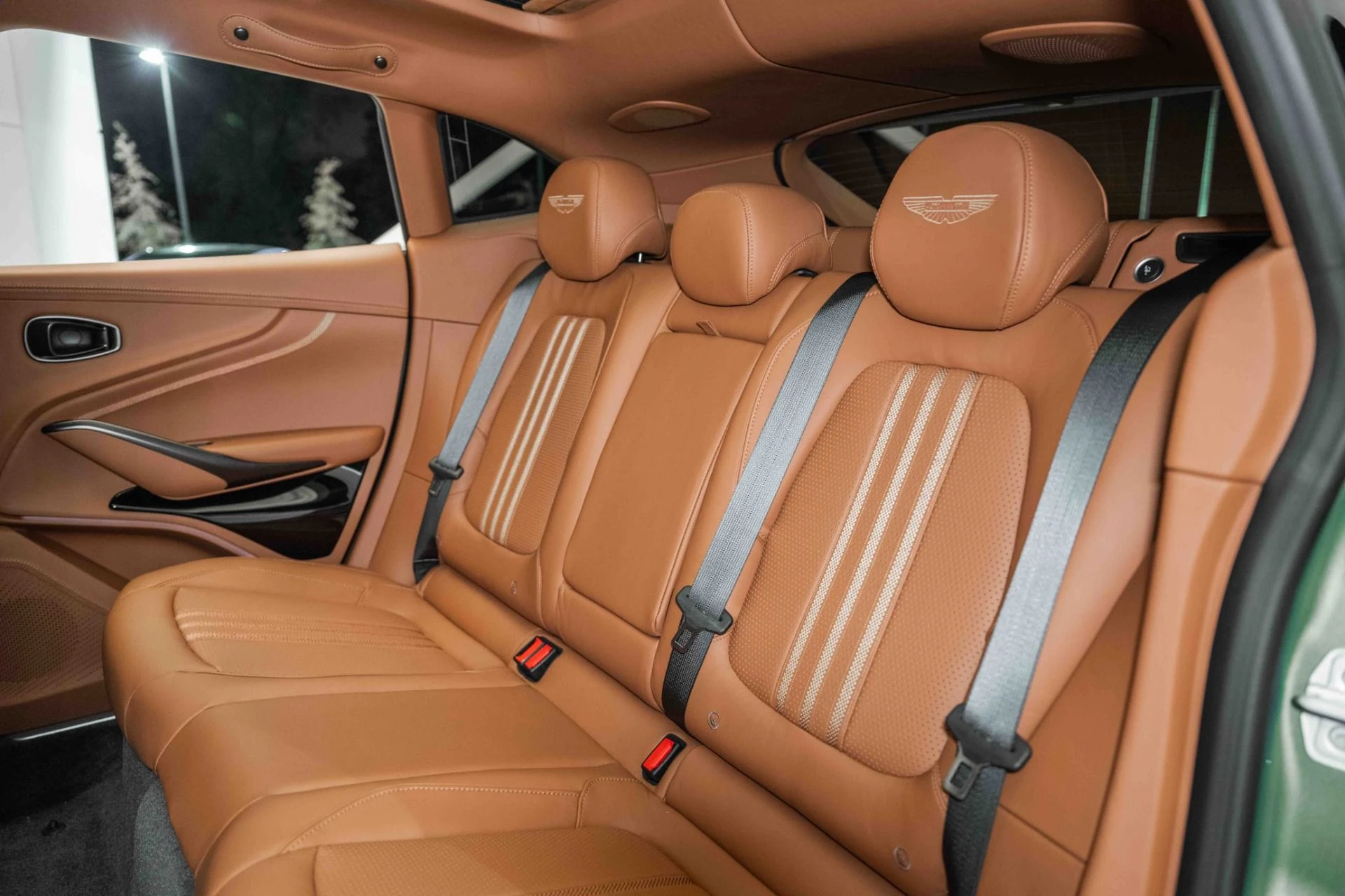 mph015_4252938834_Used_2025_Aston_Martin_DBX_707_1730812755_7597c3e936