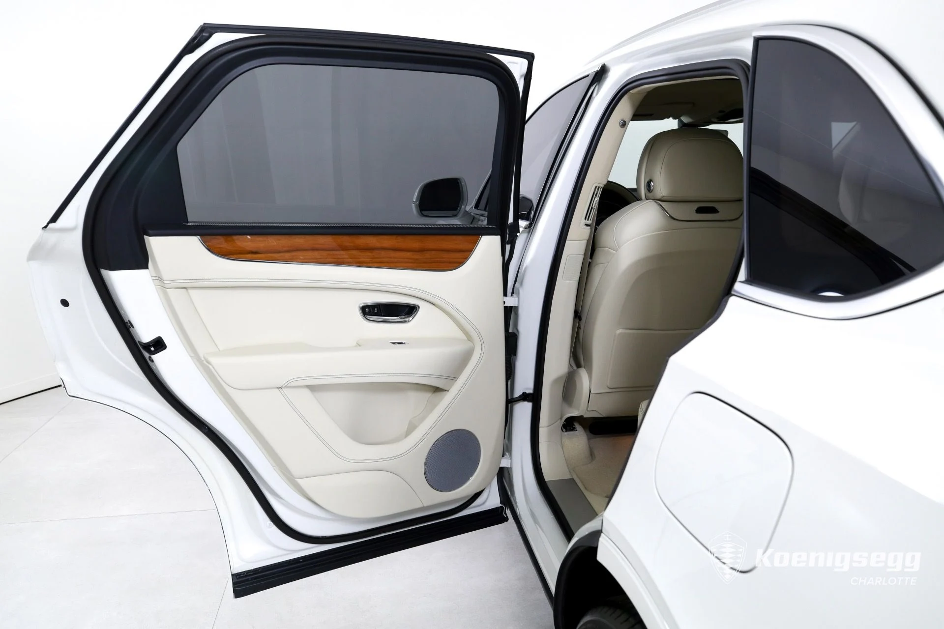 mph015_4277920007_Used_2023_Bentley_Bentayga_Hybrid_1760985662_22b4eede0a