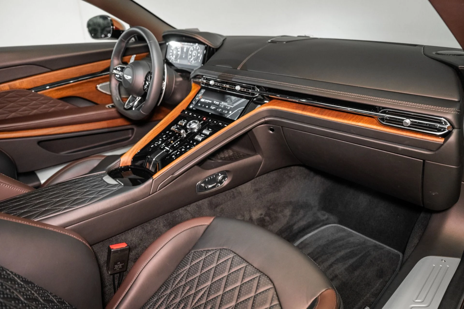 mph015_4283014646_Used_2025_Aston_Martin_DB_12_Coupe_1748960287_bd969790d5