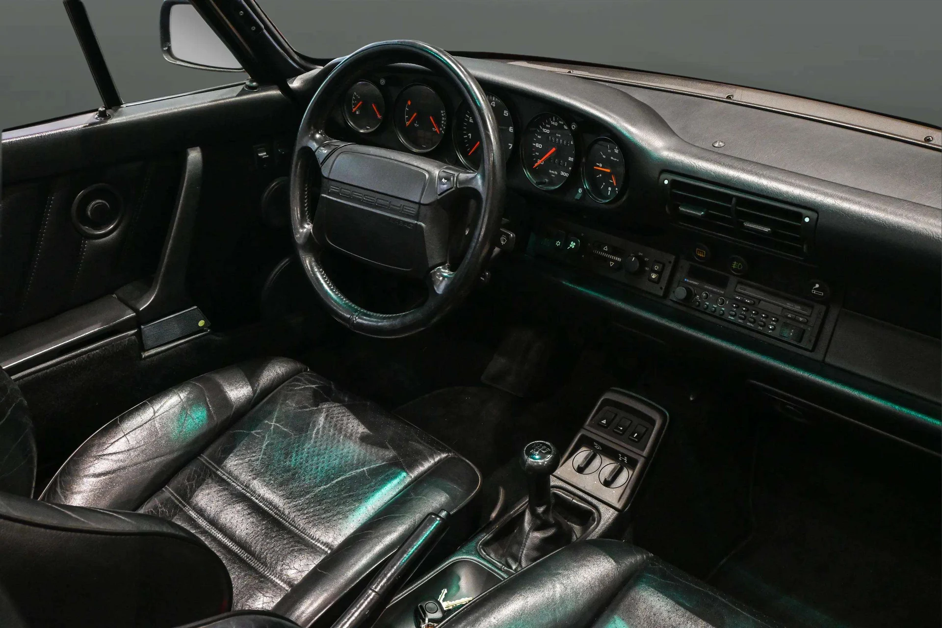mph015_435230527_18a7ac02_47ab_47b6_b3a5_87d42d90ba15_2_16_Interior_199120_Porsche2091120_Carrera20_Cabriolet2028_WP_0_CB_2961_MS_46059429_13_21320cf91e