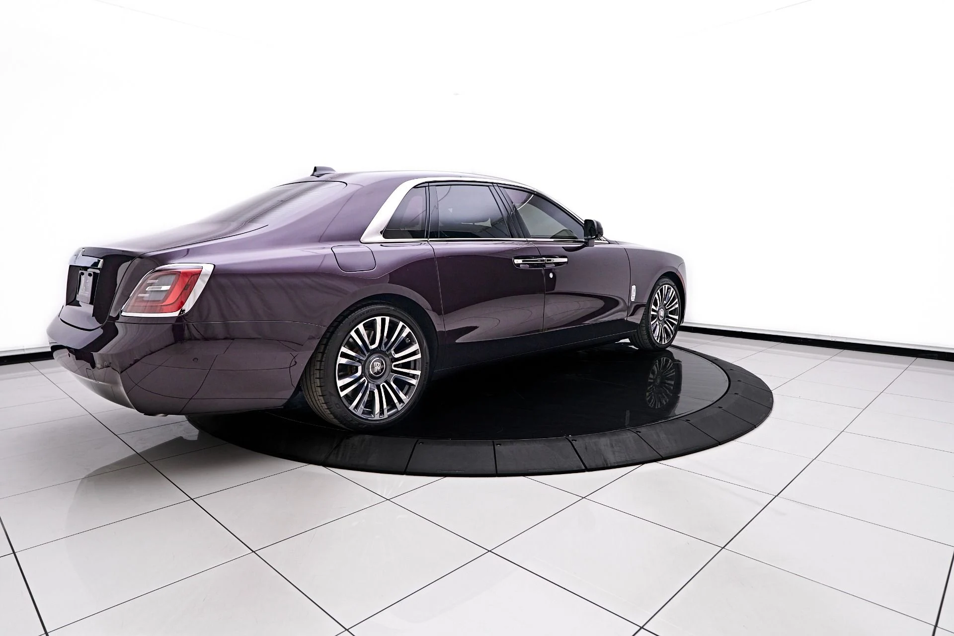 mph015_47308103_Used_2024_Rolls_Royce_Ghost_Base_1752169894_3f3333d62d