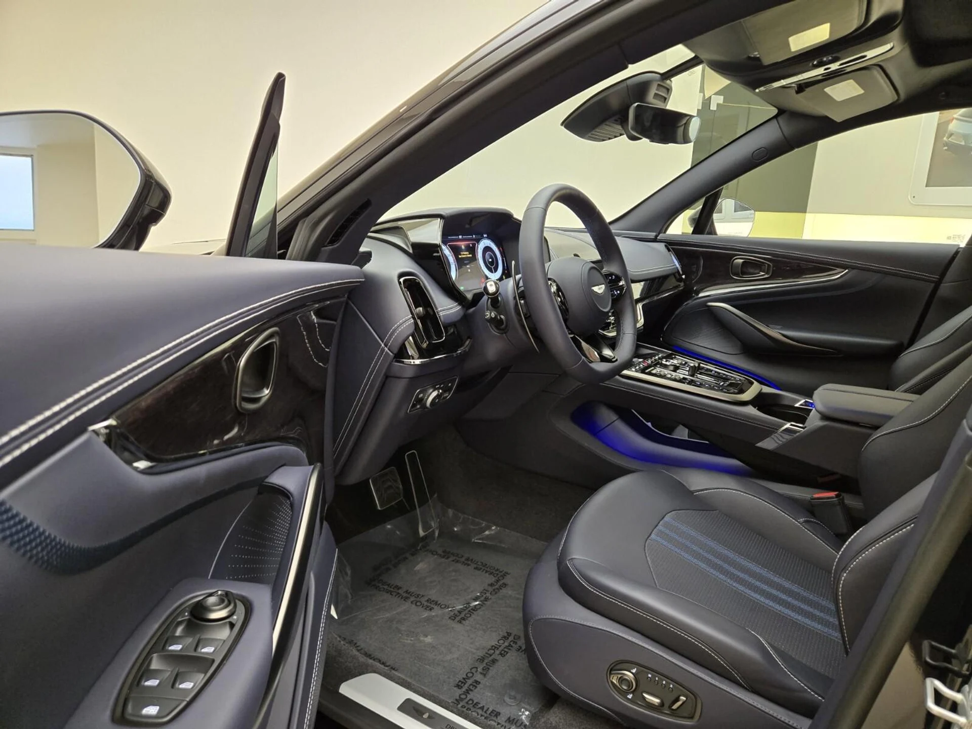 mph015_512372696_New_2025_Aston_Martin_DBX_707_1753162622_31bb836268