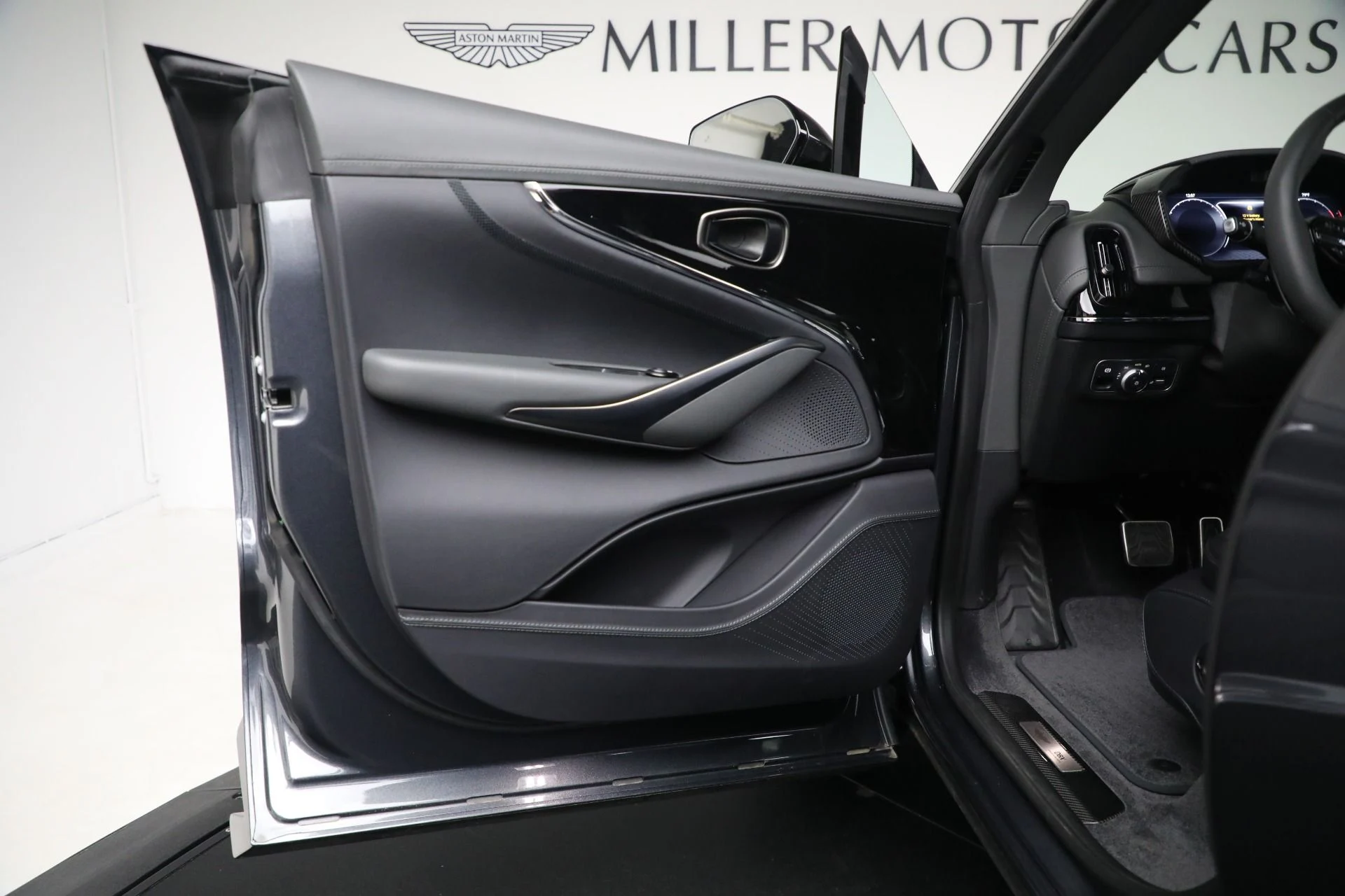 mph015_526007942_New_2025_Aston_Martin_DBX_707_d723817390