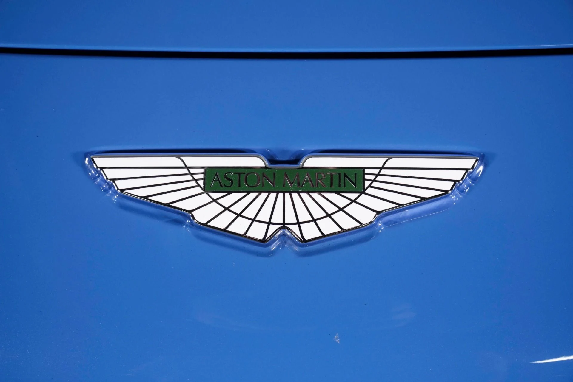 mph015_528608149_Used_2021_Aston_Martin_Vantage_1770366066_ab8c906d5e