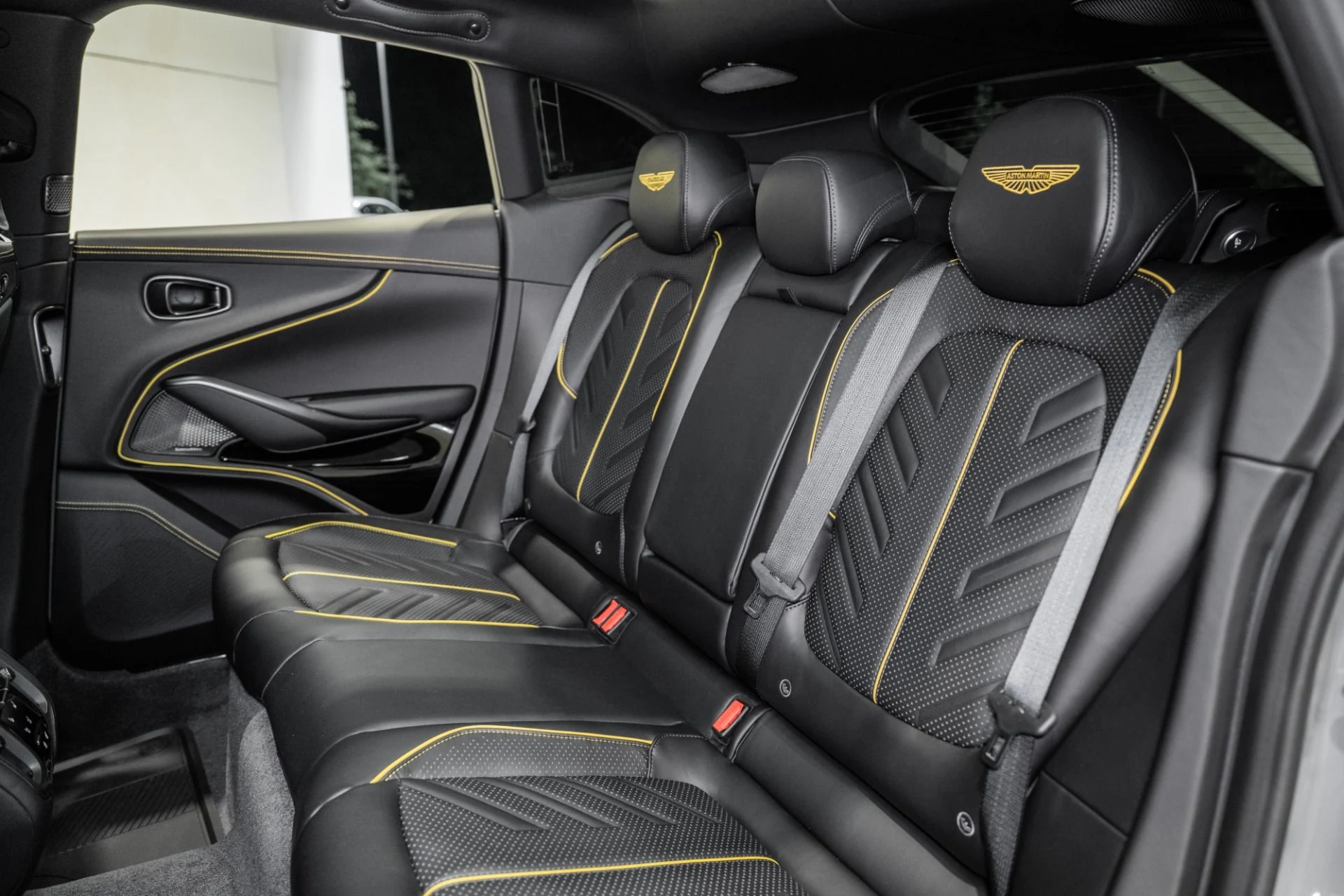 mph015_538868158_New_2026_Aston_Martin_DBX_S_1778681702_cb16834d14
