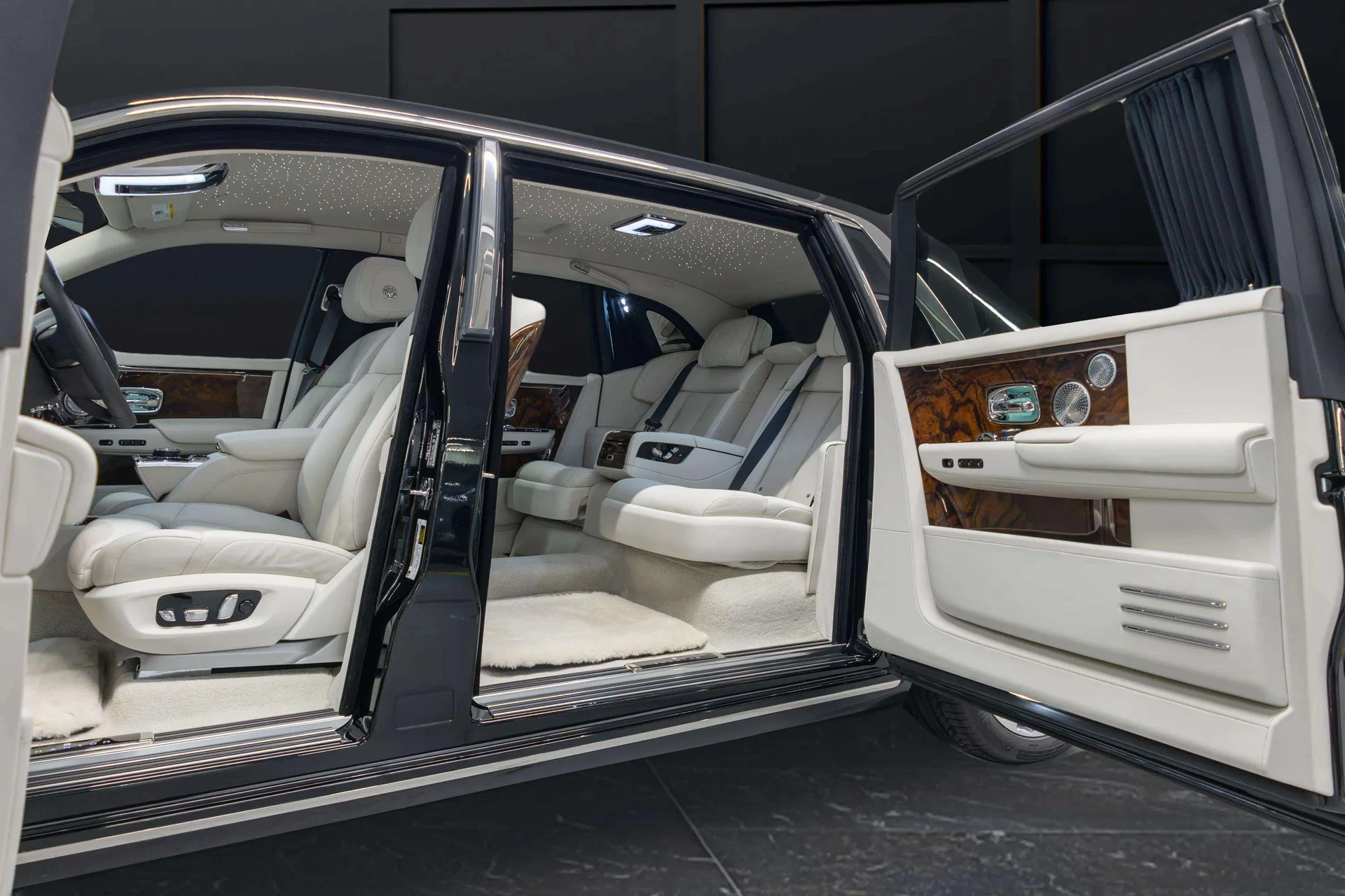 mph015_546055874_f1d0c5a4_0ca2_4847_84e4_6bf07692a8ea_202420_Rolls_Royce20_Phantom20_Extended20_Wheelbase2028_SCATT_8_C02_RU_22331429_15_b2feb54459