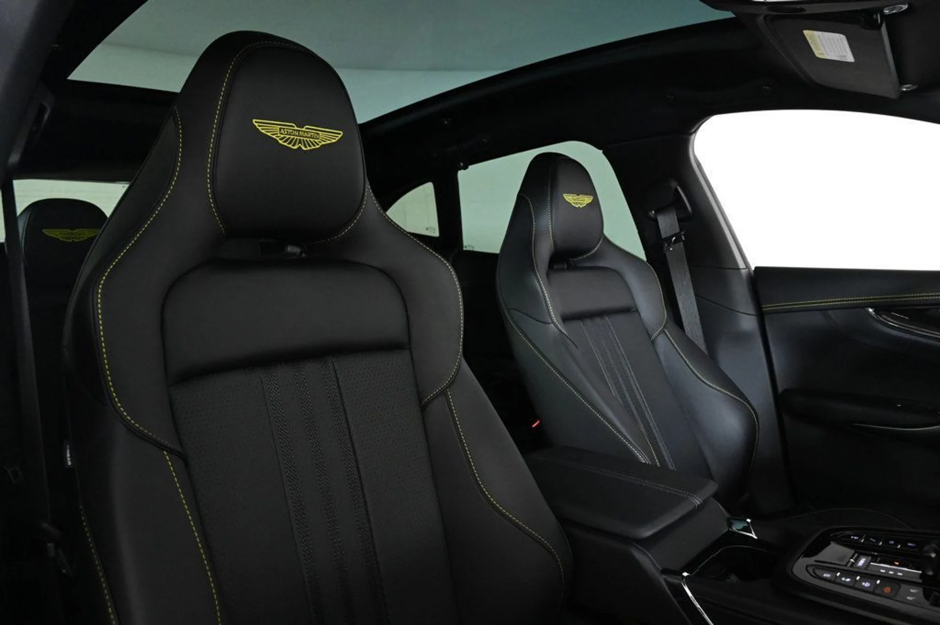 mph015_583764132_new_2026_aston_martin_dbx_707awd_11350_22992947_15_1024_b07b169c66