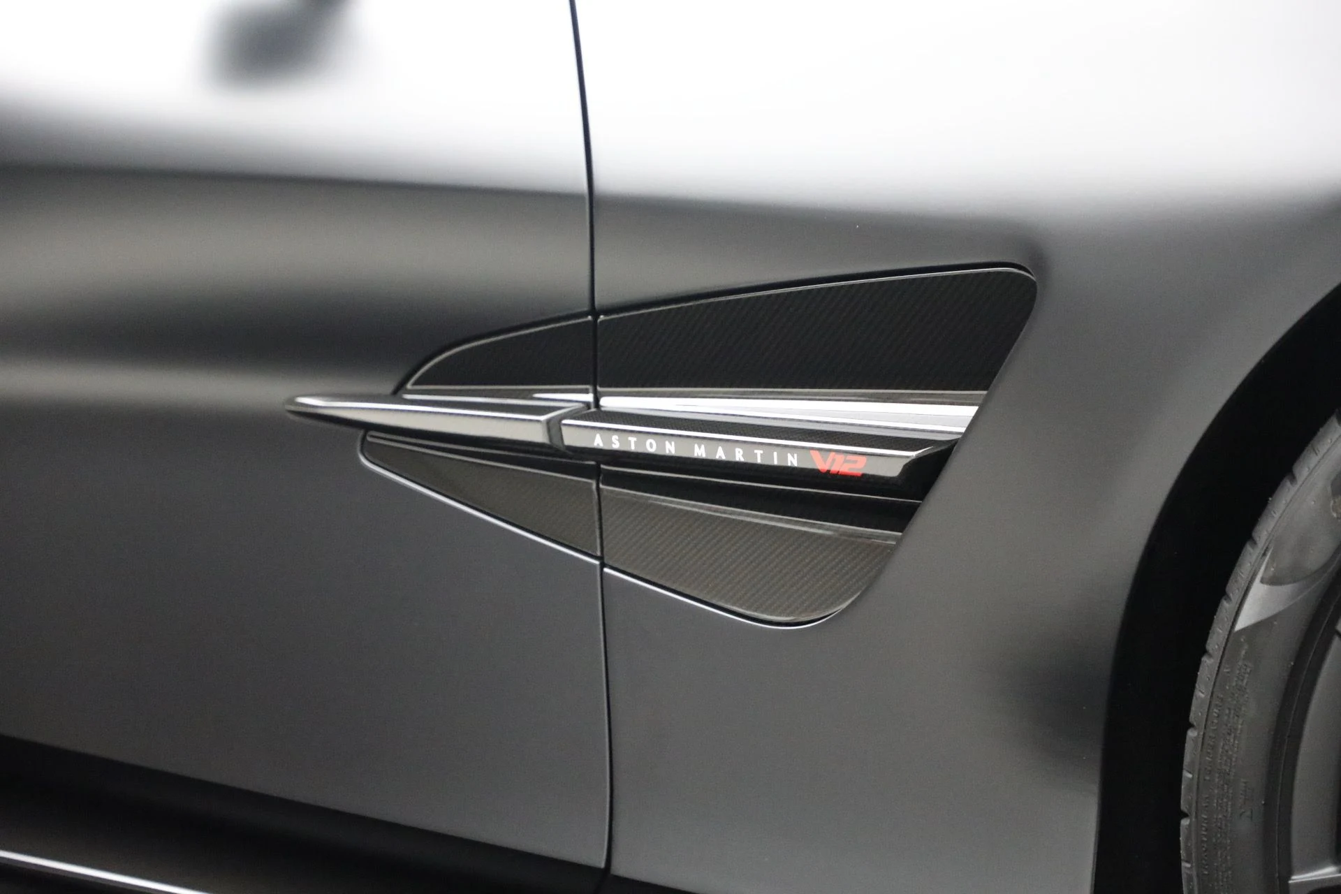 mph015_5846260_Used_2025_Aston_Martin_Vanquish_7858ae0b1c