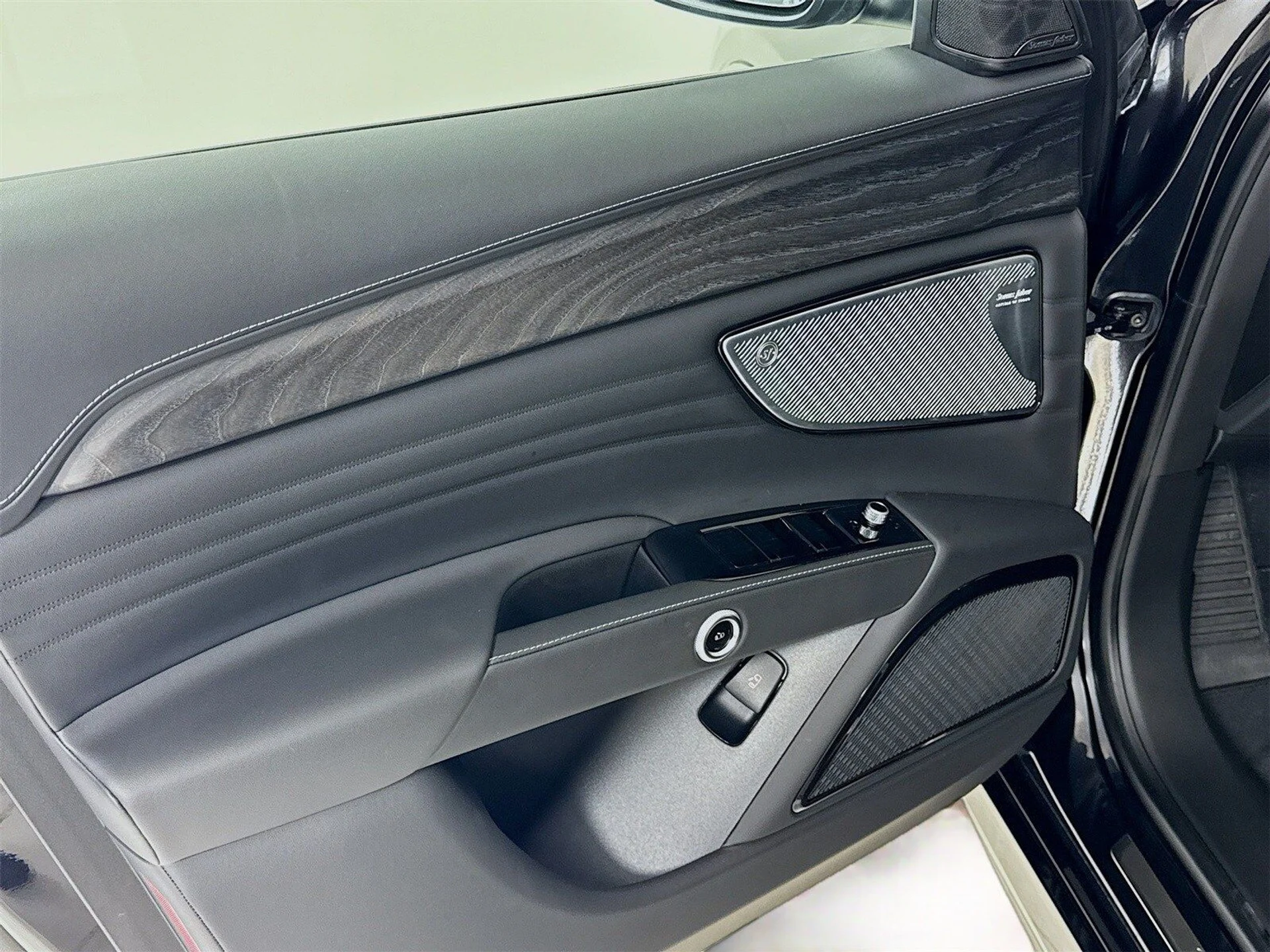 mph015_591624283_cc482fb7c1b55345762dcb4d06be4f7fx_e67714a1a7