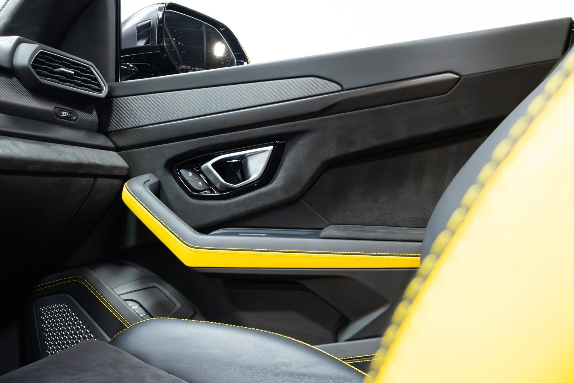 mph015_593116898_Used_2022_Lamborghini_Urus_Graphite_Capsule_1775757245_1a19a51343