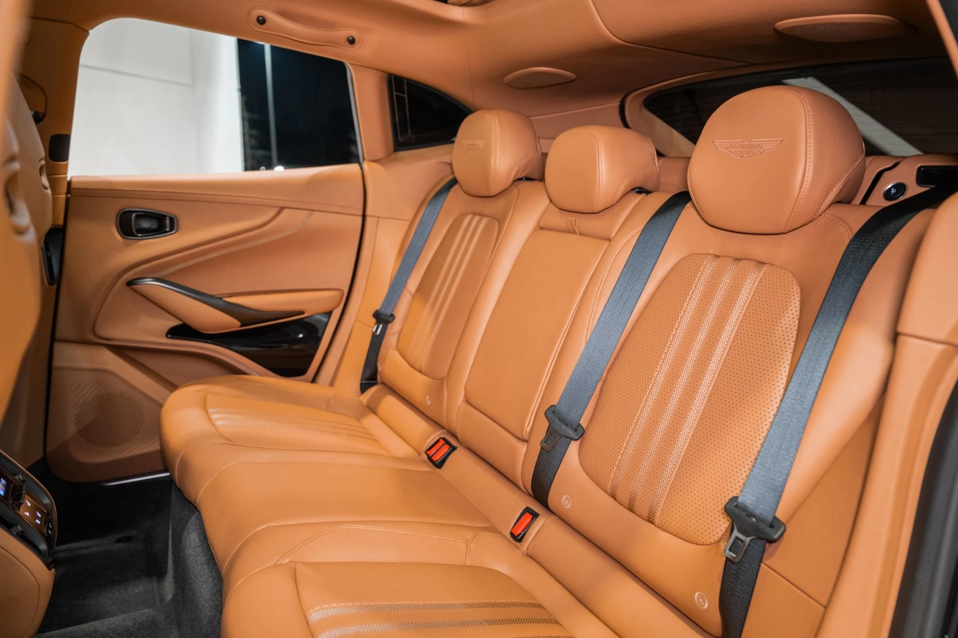 mph015_604833619_New_2026_Aston_Martin_DBX_707_1765214112_043322c43b