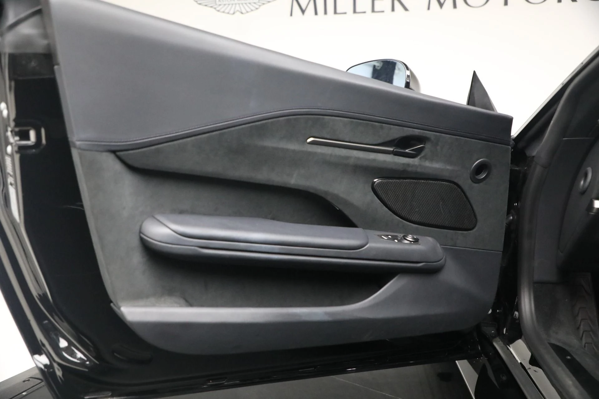 mph015_61396287_Used_2025_Aston_Martin_Vantage_1790186277_675b8c6343