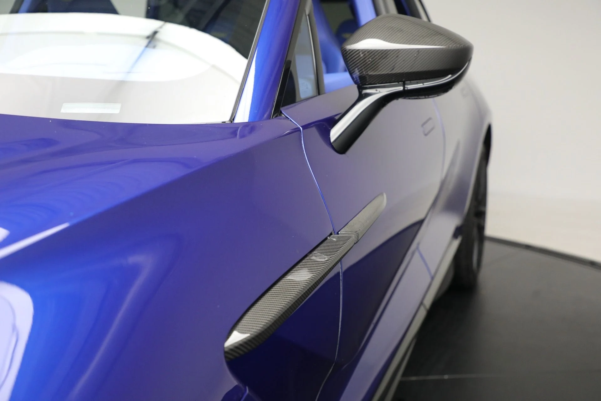mph015_615811187_Used_2024_Aston_Martin_DBX_707_1761409513_cea474638b