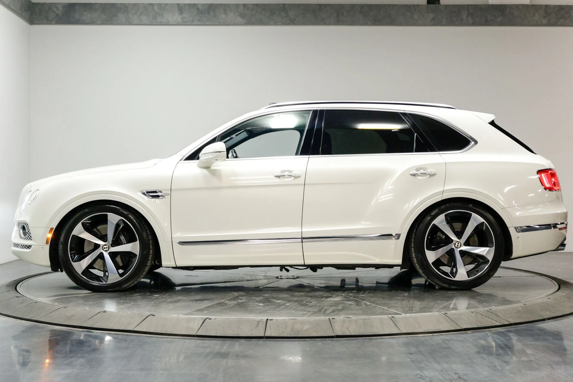 mph015_620683494_Used_2020_Bentley_Bentayga_V8_1760480773_7607bd4606