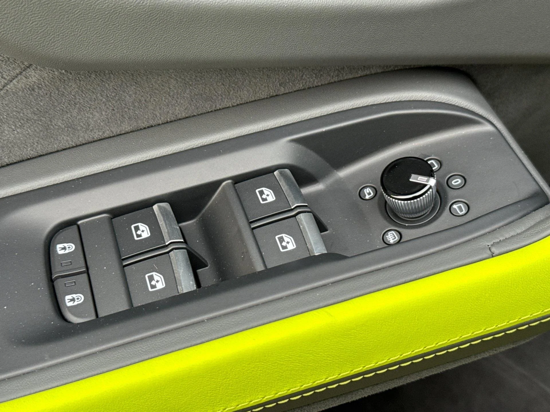 mph015_638963867_New_2025_Lamborghini_Urus_SE_1770805148_fd68ae47f6