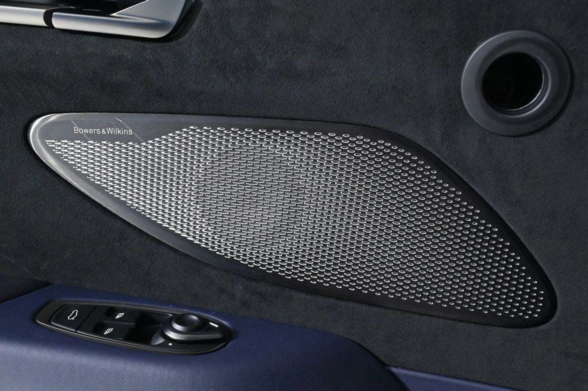 mph015_642581496_new_2025_aston_martin_vantage_coupe_11350_22854663_15_1024_856f42bda9