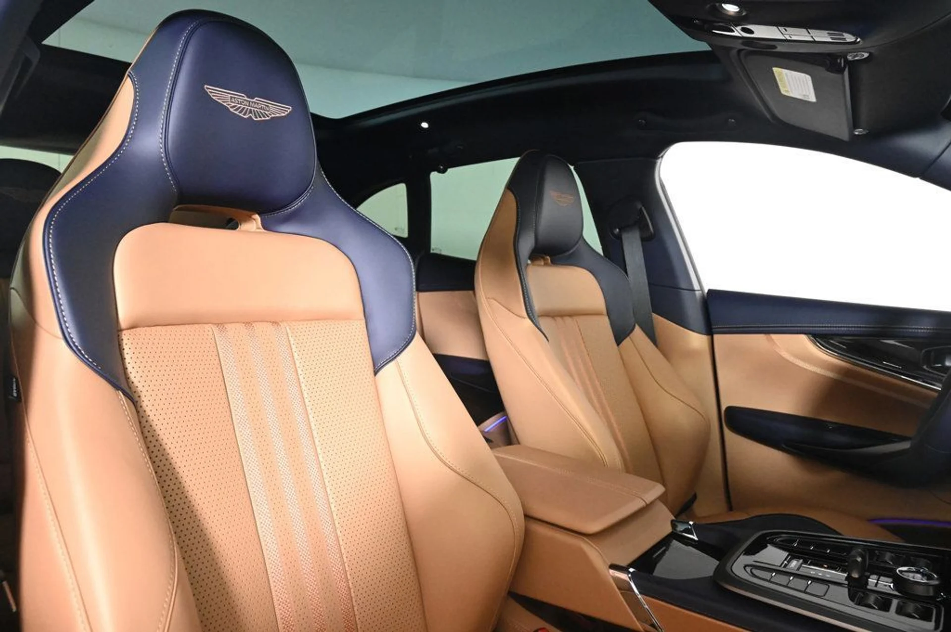 mph015_681547104_new_2026_aston_martin_dbx_707awd_11350_22956758_15_1024_8ba04f781e