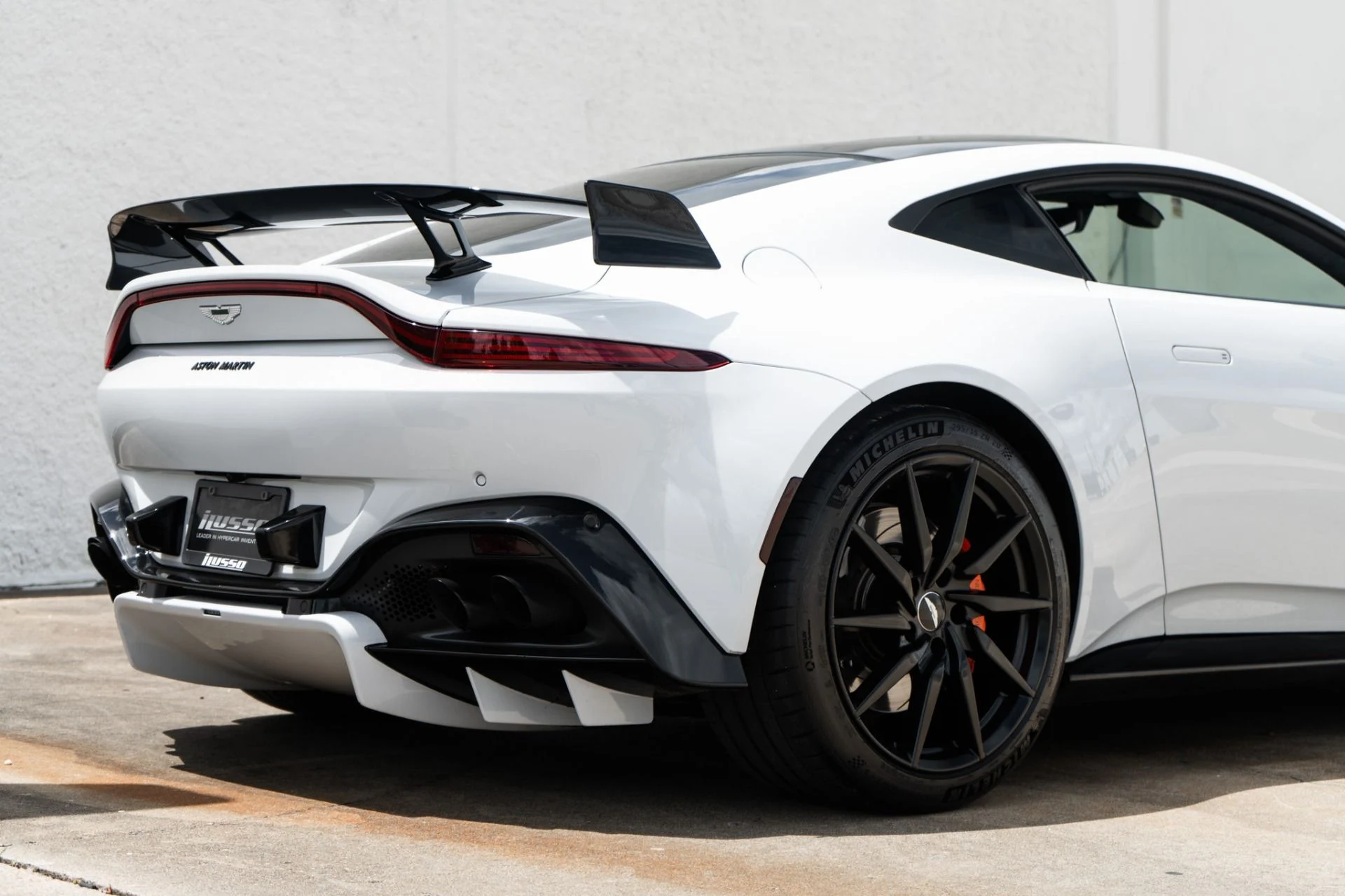 mph015_694605528_Used_2019_Aston_Martin_Vantage_1777043829_4e23fe94ab