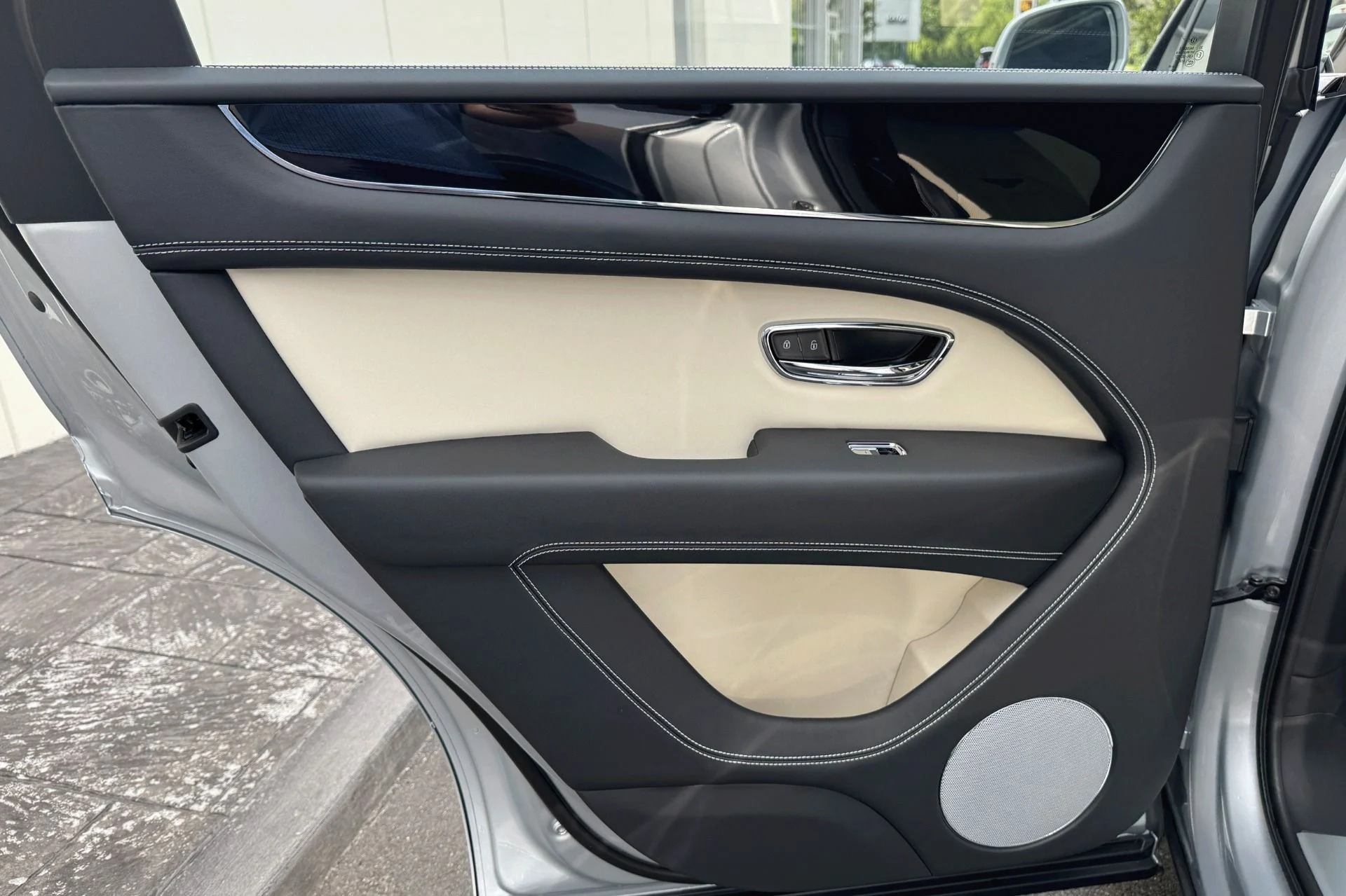 mph015_701841330_New_2025_Bentley_Bentayga_V8_1757940189_1e207cc5a9