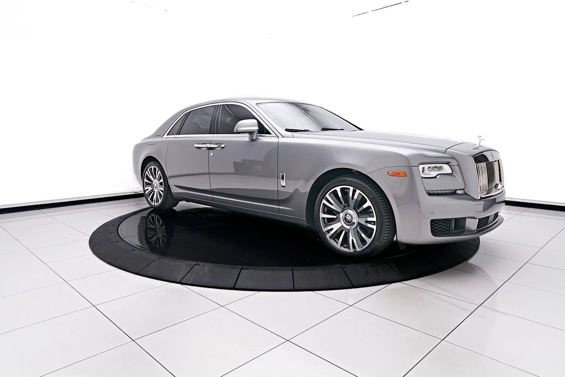mph015_702250568_Used_2019_Rolls_Royce_Ghost_Base_1744847276_4f5a4a3787