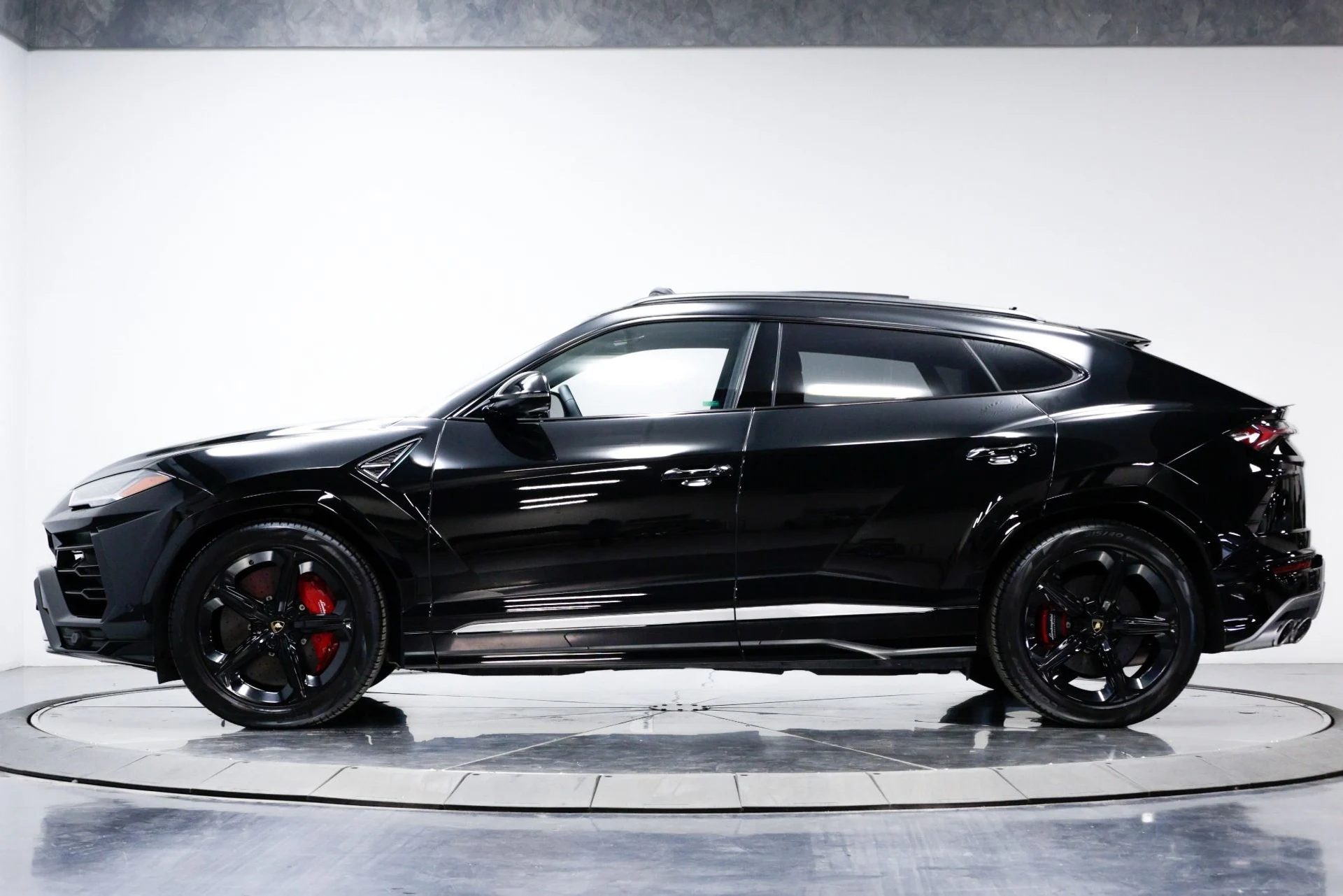 mph015_70571452_Used_2019_Lamborghini_Urus_1760386129_6e0eb479b6