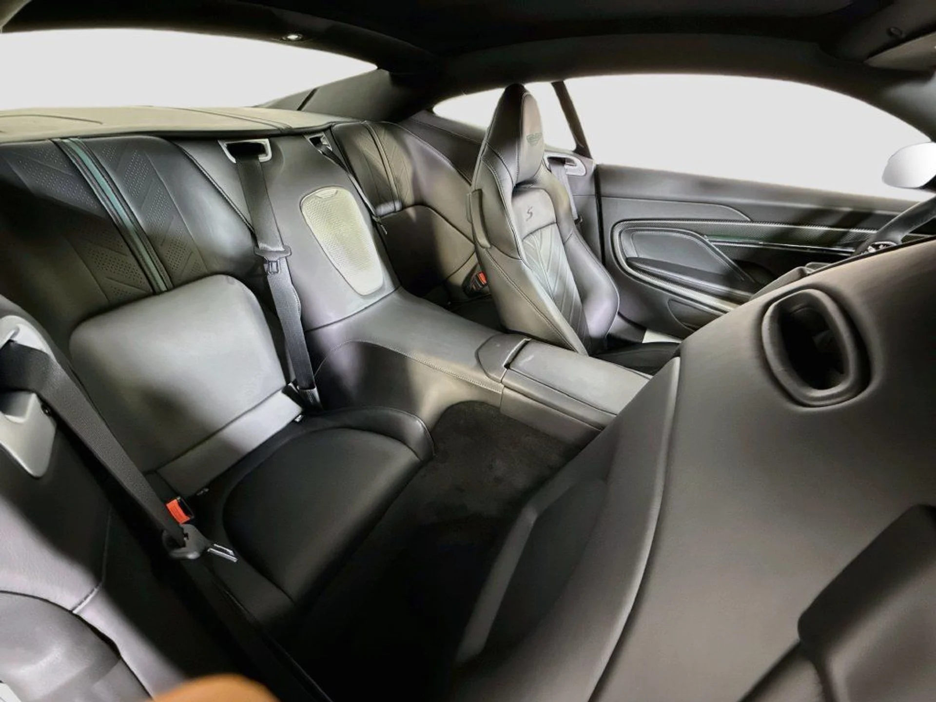 mph015_708010509_new_2026_aston_martin_db12_scoupe_11350_23086694_17_1024_55bdbe38ee