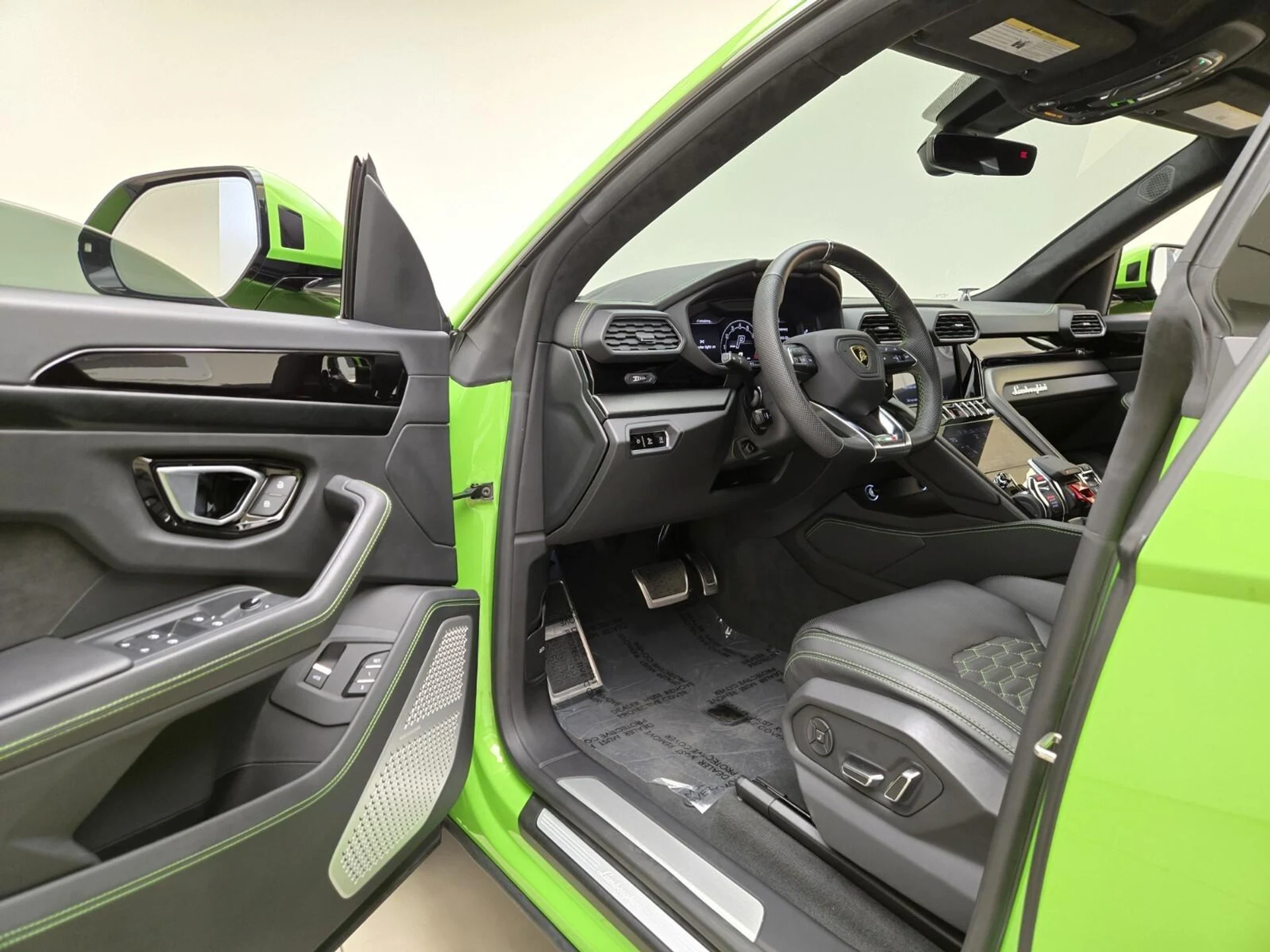 mph015_712641994_Used_2023_Lamborghini_Urus_S_1770879328_4e50fd792c