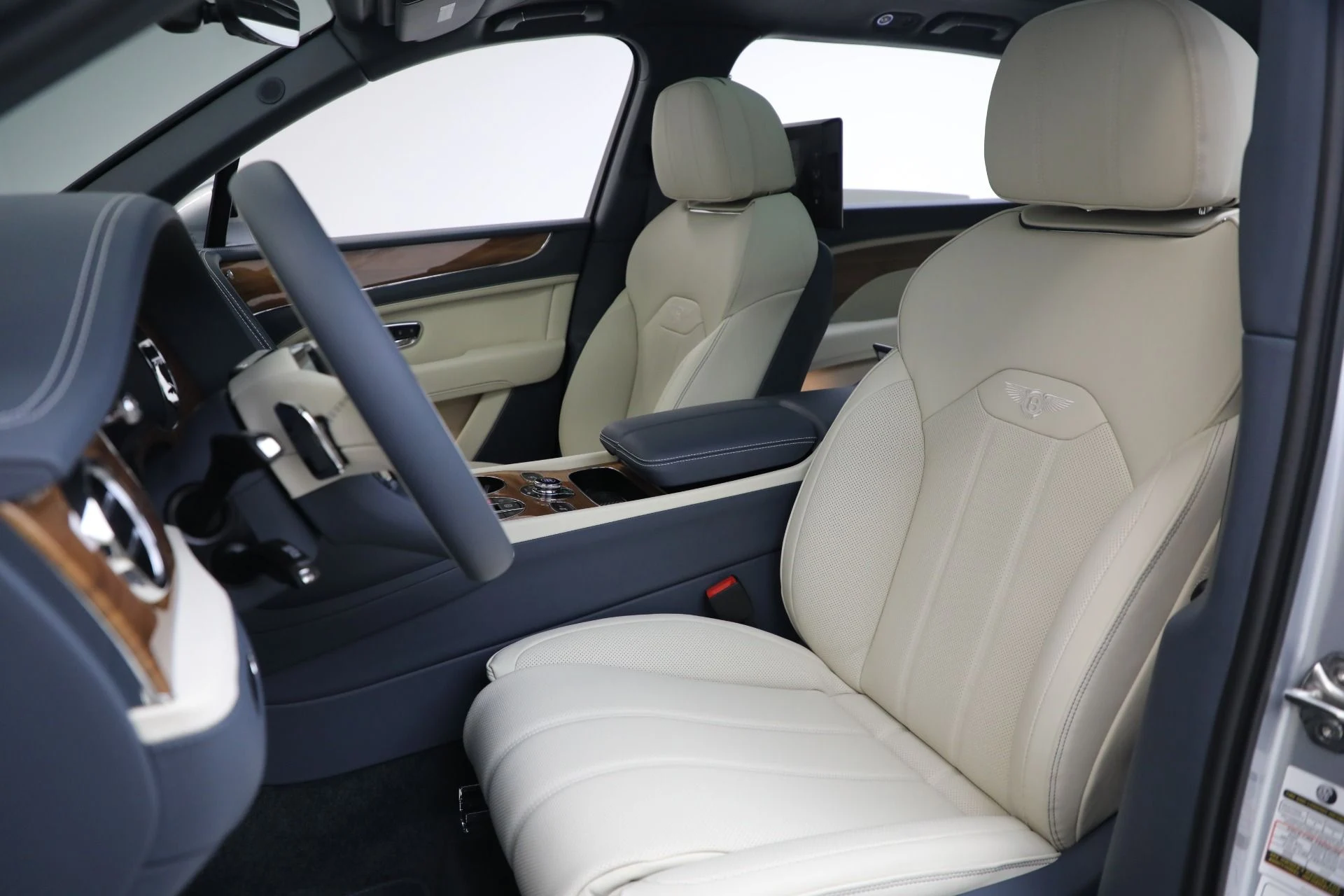 mph015_727129839_New_2025_Bentley_Bentayga_EWB_V8_a3e1ec64bf